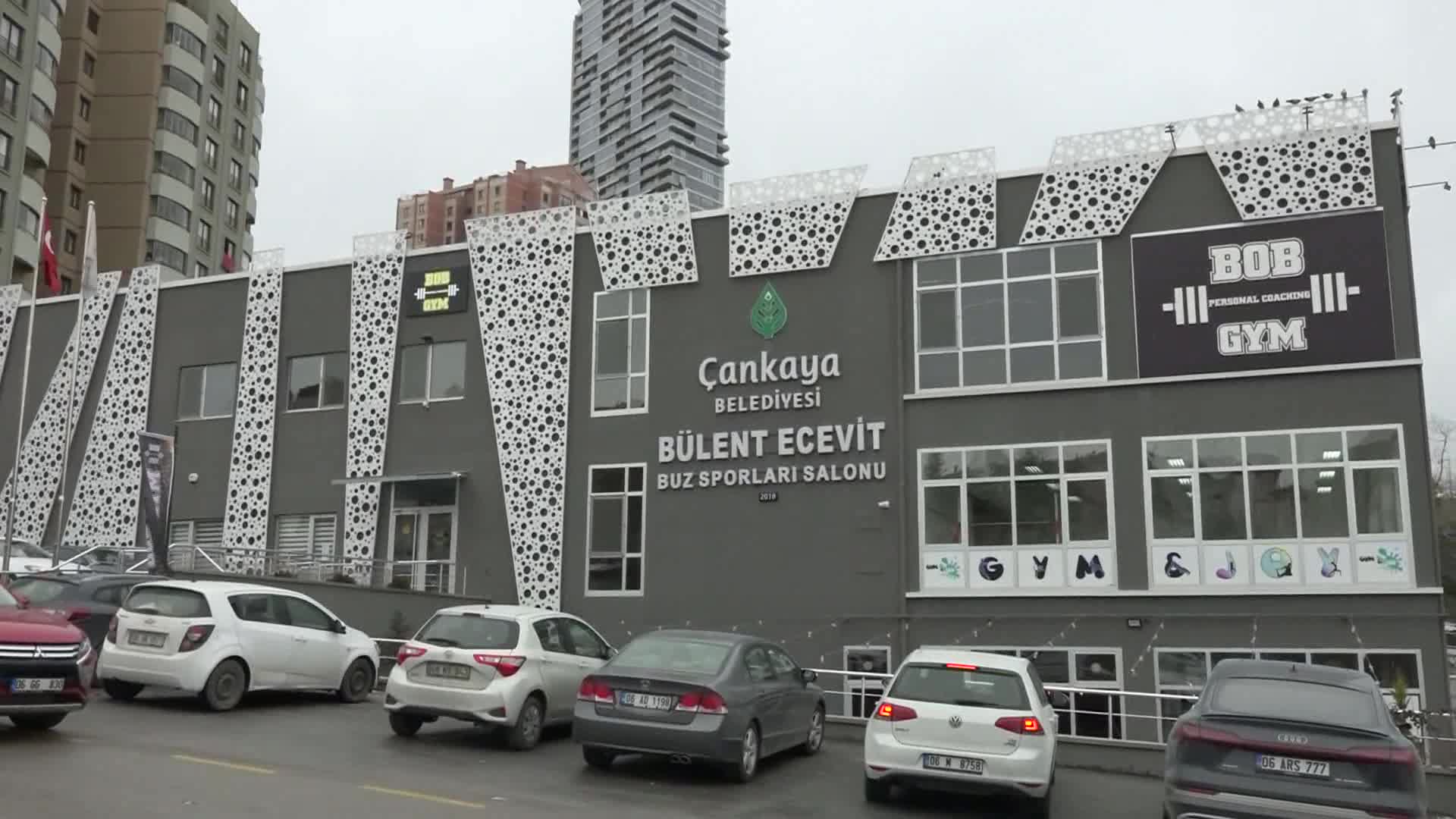 ÇANKAYA'DA PANDEMİ GÜNLERİNDE BUZ PATENİ KEYFİ