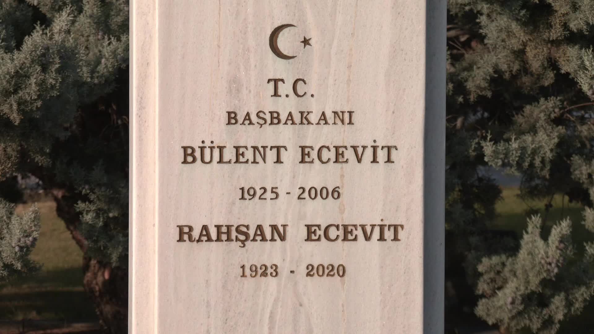 Bülent Ecevit’in 19’uncu ölüm yılı... Özgür Özel: “İlk seçimde iktidar olacağız ve Genel Başkanımıza verdiğimiz ikinci ve büyük sözü tutmuş olarak buraya geleceğiz”
