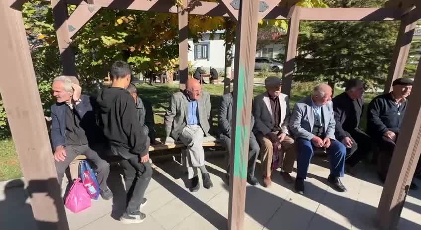 Emekliler Van'da konuştu: "Emekliler gömülmemiş ölülerdir. Bizi ölüme terk ettiler ancak mezarımızı kazıp bizi gömmeye de tenezzül etmiyorlar"