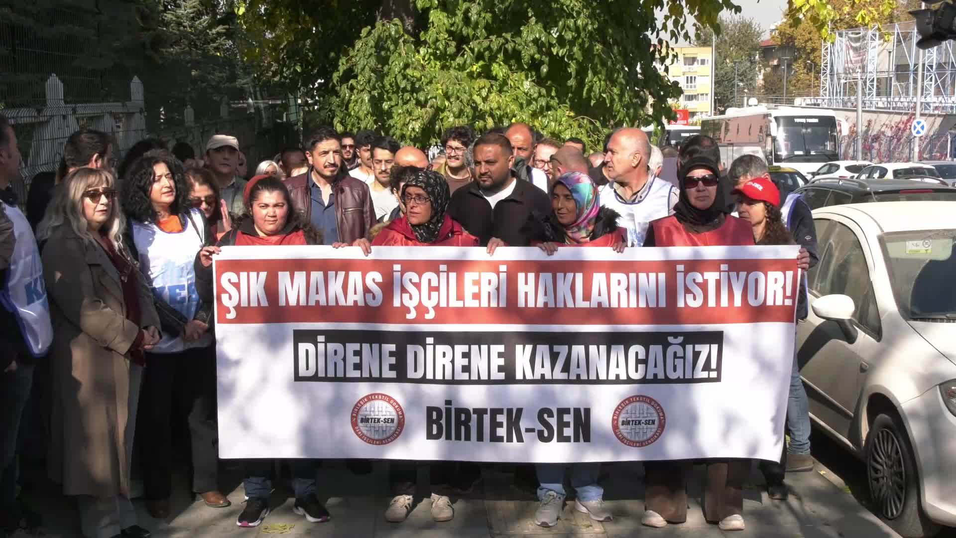 CRS Şık Makas Tekstil işçilerinin eylemi sürüyor... İşçi temsilcisi Kara: “Bu sorunlar karşısında Çalışma Bakanlığı ve yetkililer harekete geçmeden mücadelemizden vazgeçmeyeceğiz"