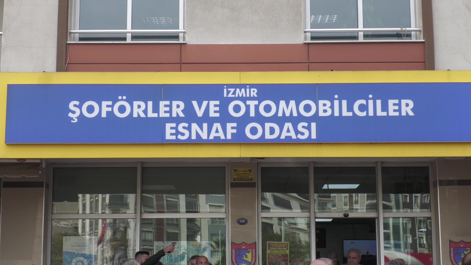 İzmir’de taksicilerden korsan taşımacılığa karşı yasal düzenleme çağrısı: "Artık sineği değil, bataklığı kurutma zamanı”