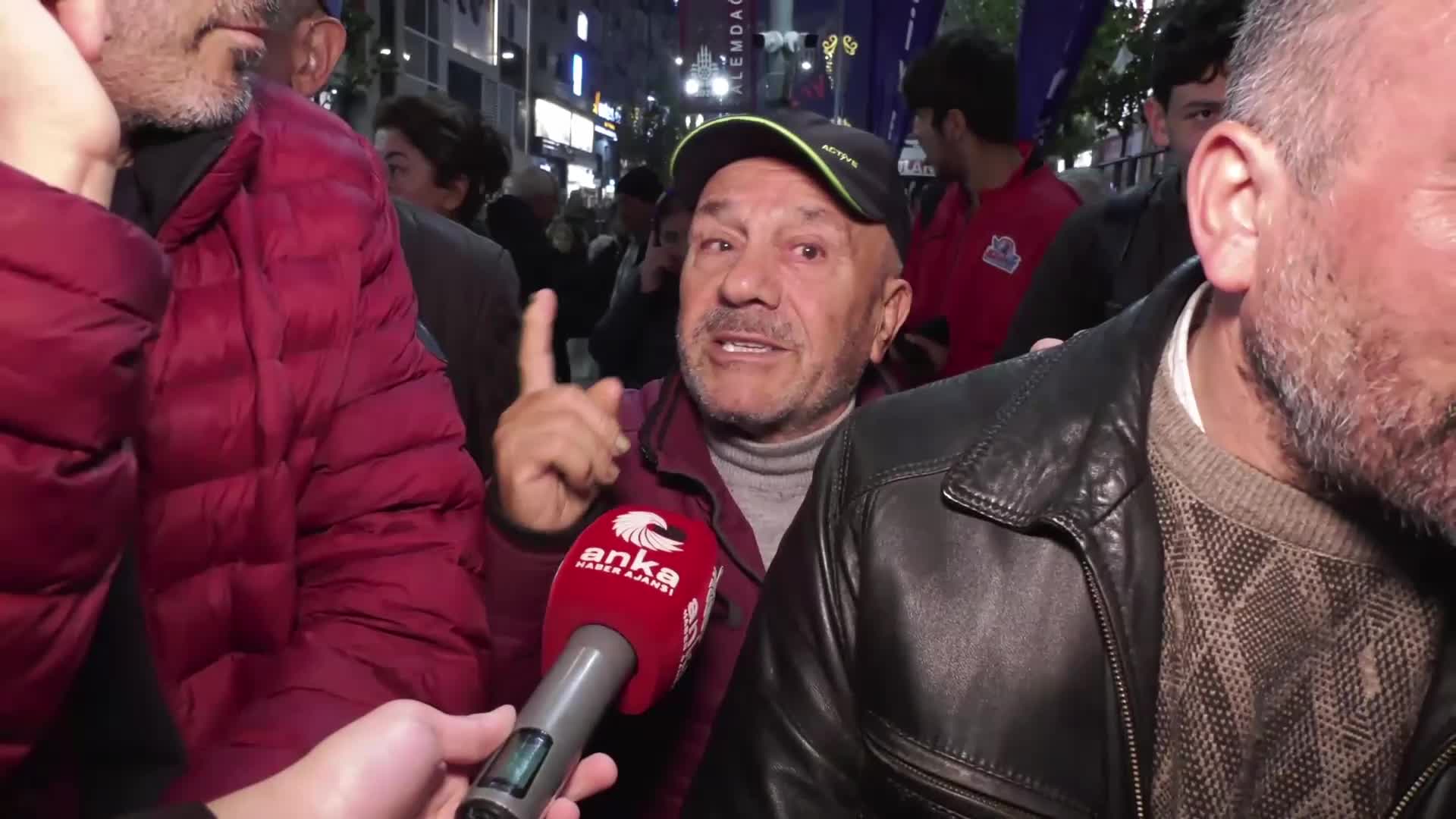 CHP'nin Ümraniye mitinginde yurttaştan iktidara tepki: Önceden HDP'yle uğraşıyorlardı, şimdi de CHP'yle... Siyaset yapınca illa birileriyle düşman mı olmak gerek?