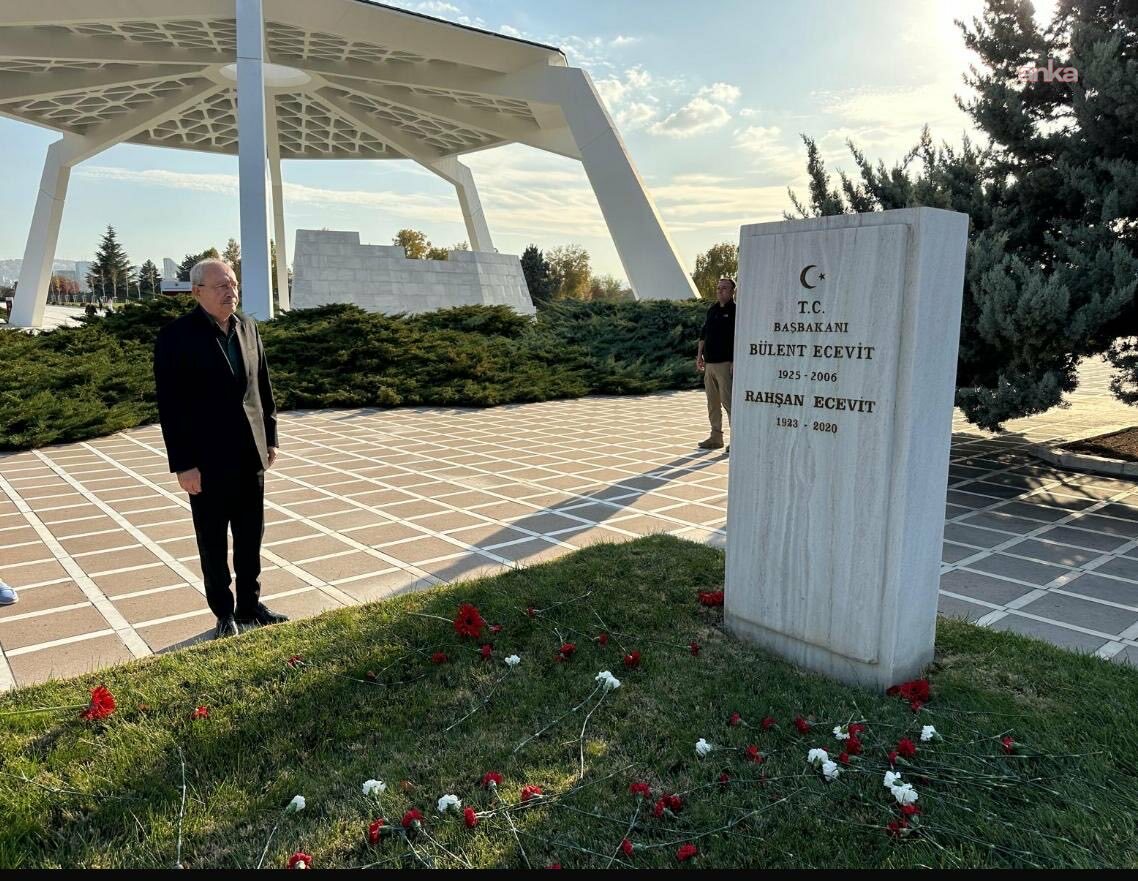 Kılıçdaroğlu, Bülent Ecevit'in kabrini ziyaret etti