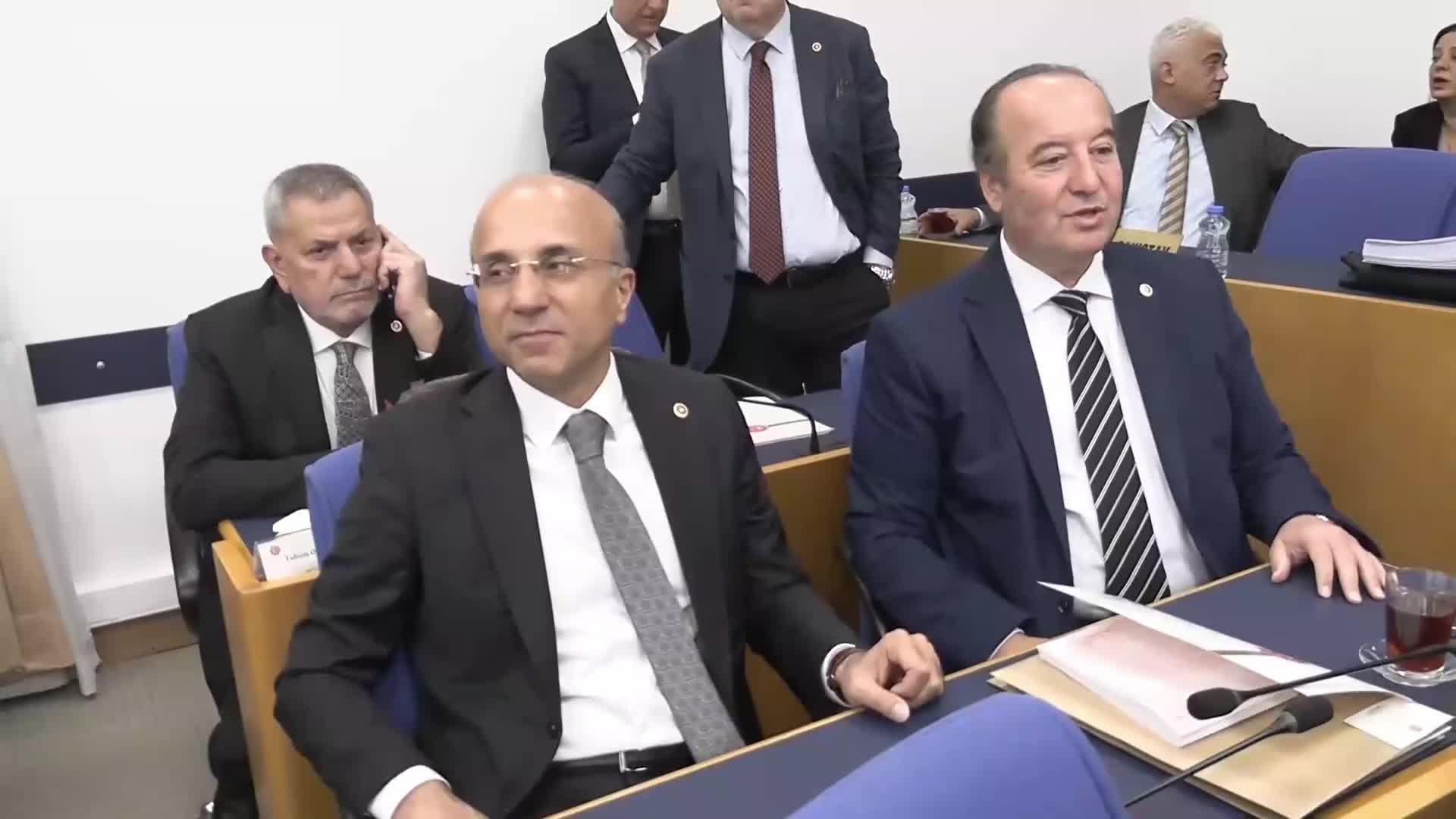 TBMM Plan ve Bütçe Komisyonu... CHP'li Karaoba’dan Lira-avro karşılaştırmalı protesto: “Paranın üzerinde kalan tek kıymet Atatürk’ün resmi"