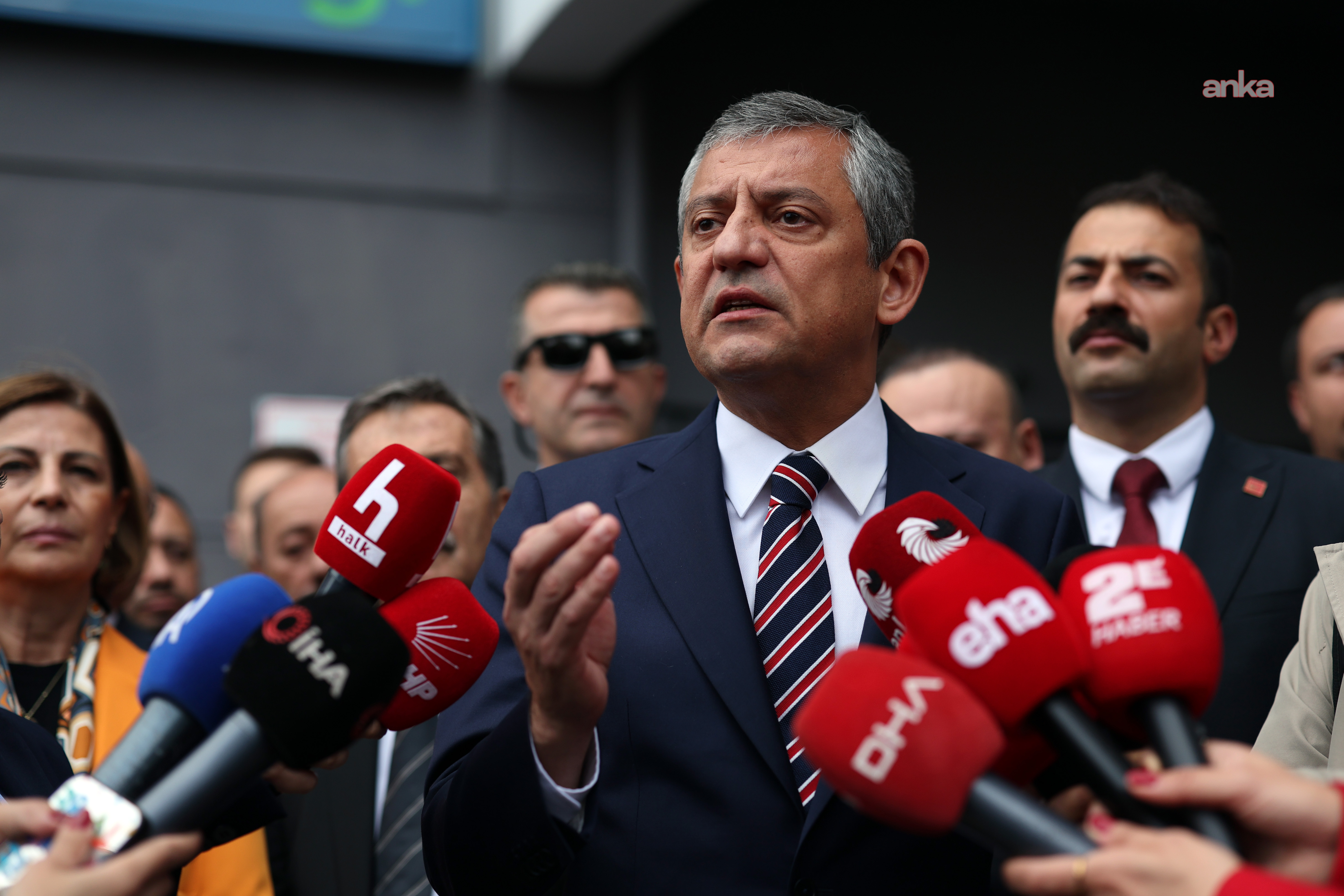 Özgür Özel'den, Erdoğan'a çağrı: "Bugün o gündür, HSK toplanacak Akın Gürlek'i açığa alacak, İstanbul 13. Ağır Ceza Mahkemesi hakkında işlem yapacak"