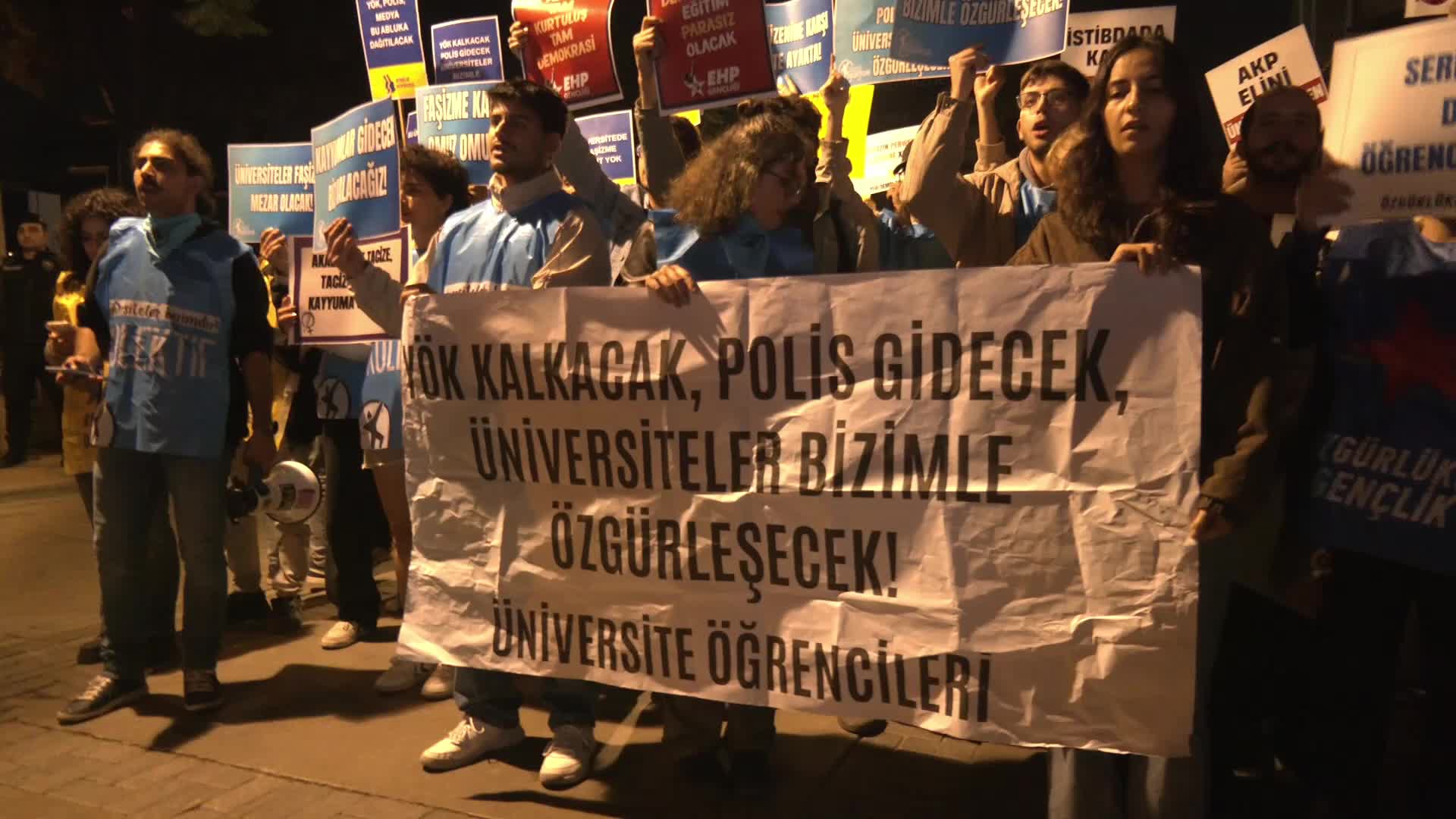 İzmir’de üniversite öğrencilerinden YÖK protestosu... “YÖK de kayyum rektörler de amacına ulaşamayacak”