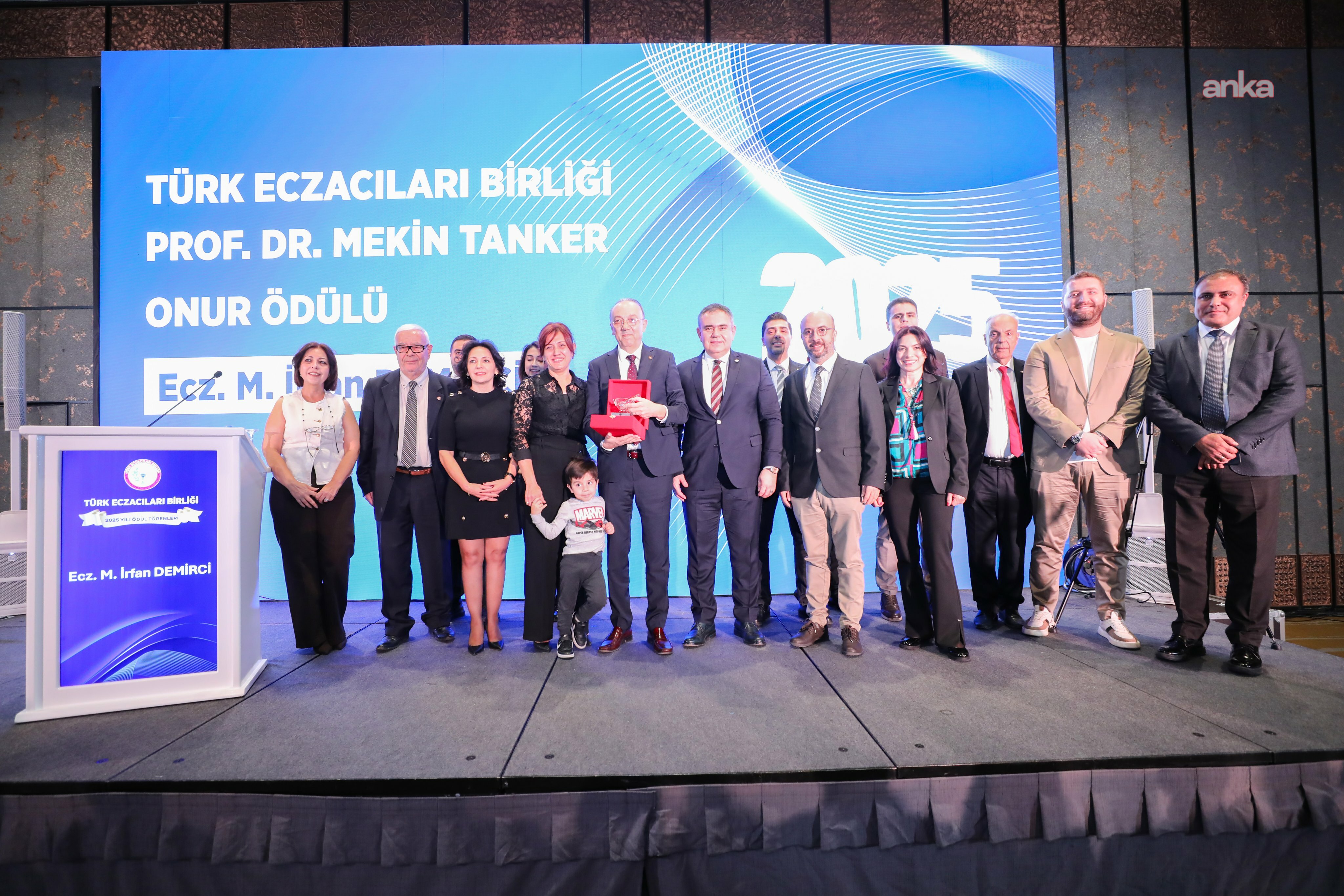 Prof. Dr. Mekin Tanker Onur Ödülü ve Değer Katan Eczacı Ödülü sahiplerini buldu