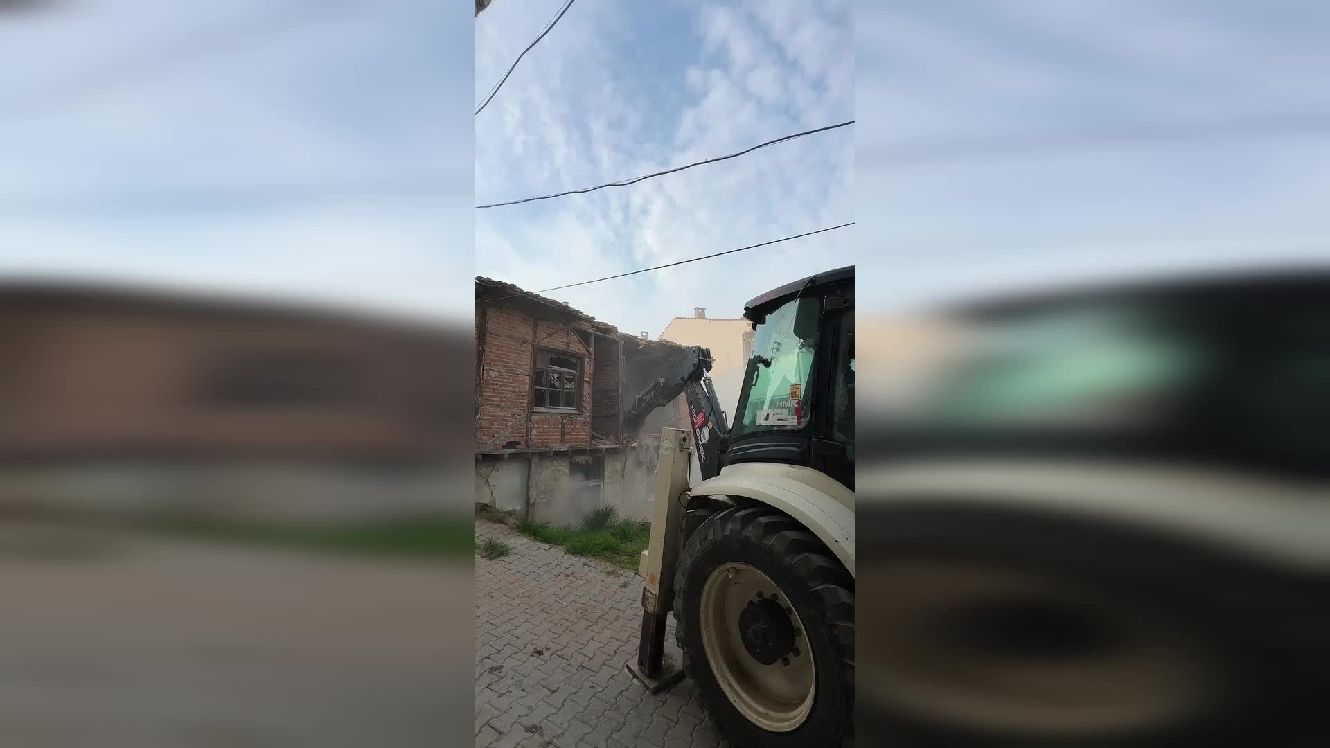 Gemlik'te metruk bina yıkımları sürüyor