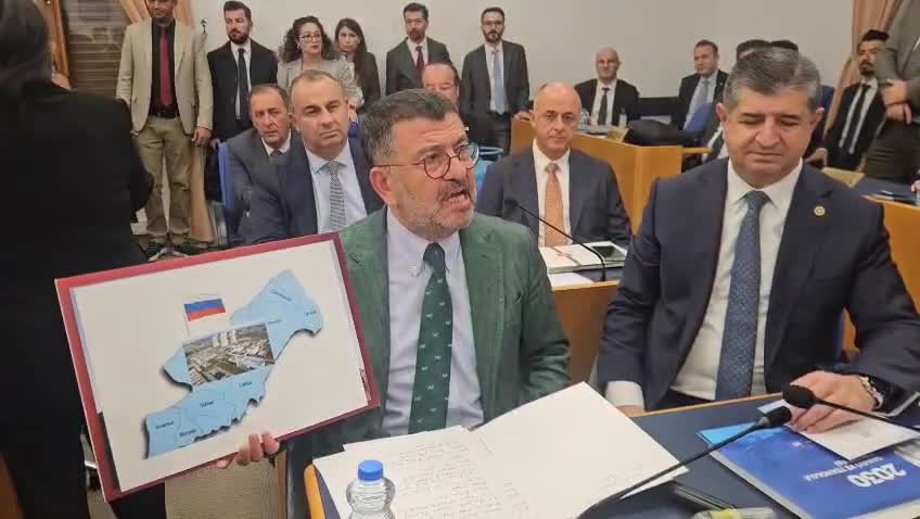2026 bütçesi Plan ve Bütçe Komisyonu'nda... Boş tüp gösteren Akay’a Bakan Bayraktar'dan yanıt: “Çünkü doğalgaz kullanıyorlar gerek yok”