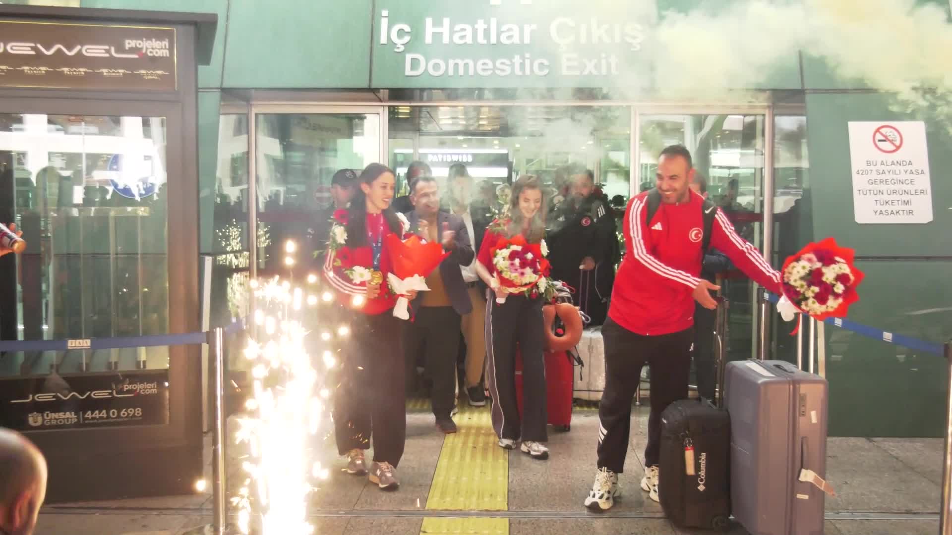 Çin'den madalyayla dönen ASKİ Spor’un milli sporcuları, Mansur Yavaş'ı ziyaret etti