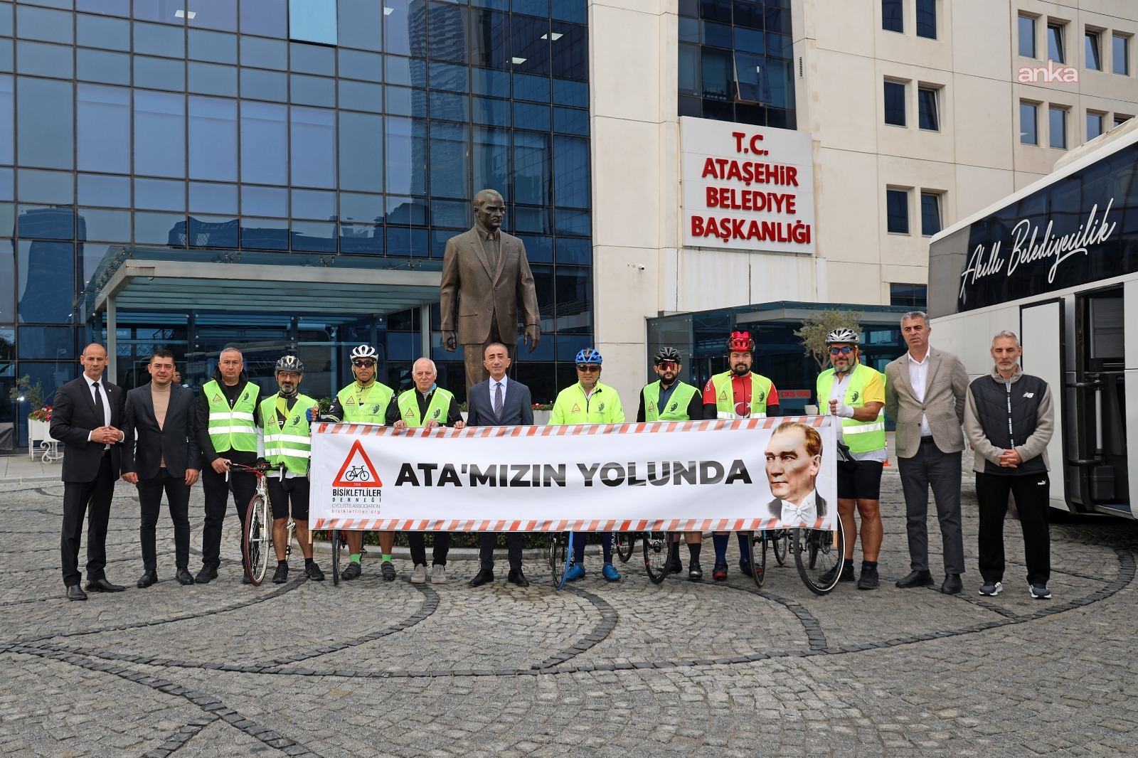 "Atamızın Yolundayız" bisiklet turu, Ataşehir Belediyesi önünden başladı