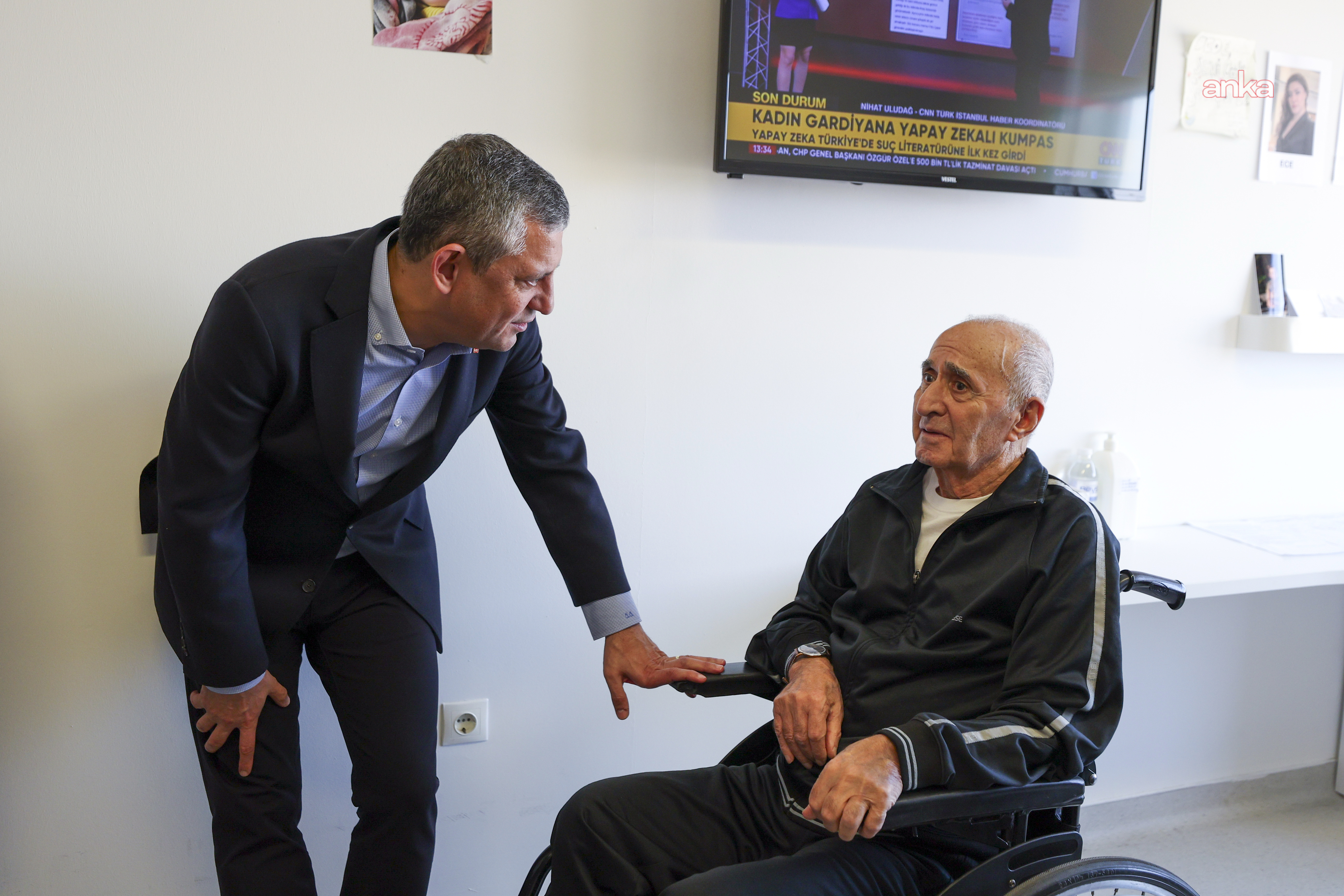 Özgür Özel, önceki dönem CHP Genel Başkanı Hikmet Çetin’i hastanede ziyaret etti