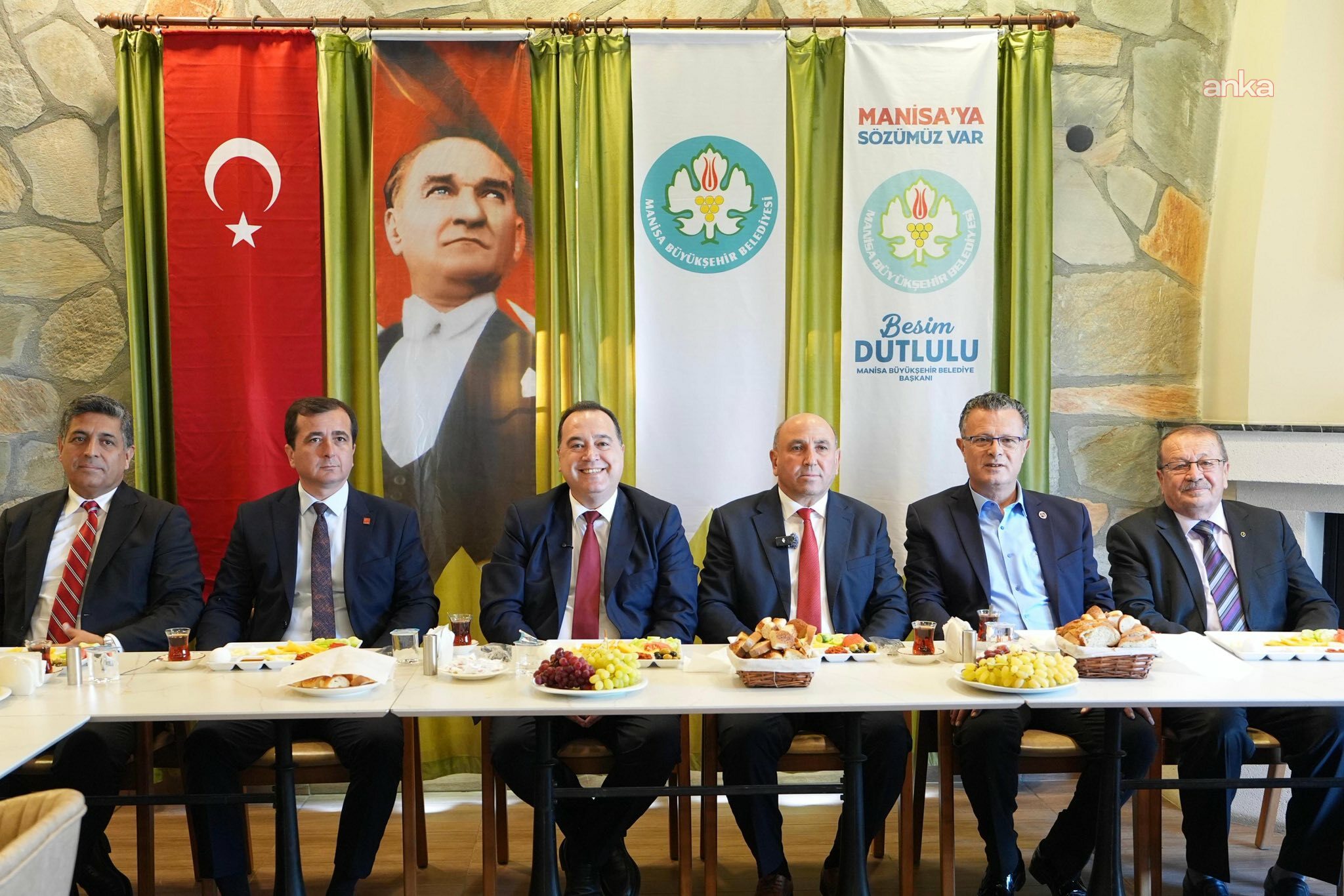 Manisa Büyükşehir Belediye Başkanı Dutlulu, muhtar ve sivil toplum kuruluşları ile bir araya geldi