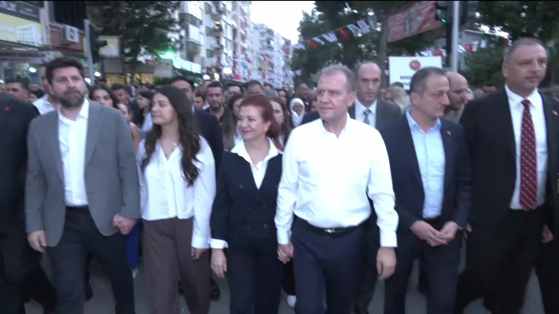 4. Uluslararası Tarsus Festivali açılışı töreni öncesi kortej yürüyüşü düzenlendi... Vahap Seçer: Festivallere, konserlere kafayı takanlar var ama yanlış yoldalar