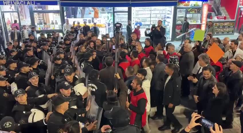Van'da işten çıkarılan belediye işçileri 100. günde yürüyüşleri engellenince oturma eylemi başlattı