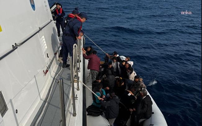 İzmir açıklarında 24 düzensiz göçmen kurtarıldı