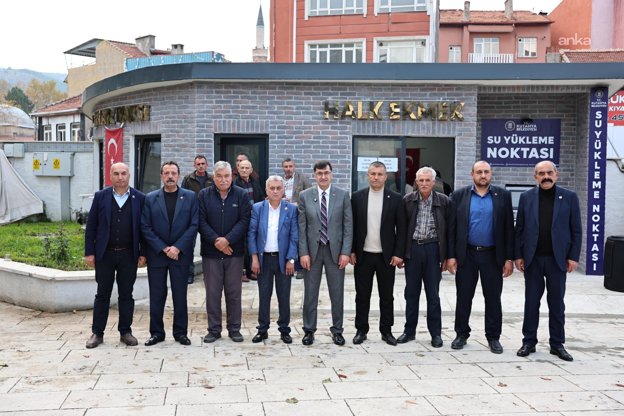 Kütahya Belediyesi, taksi durağı ve Halk Ekmek büfesini hizmete açtı