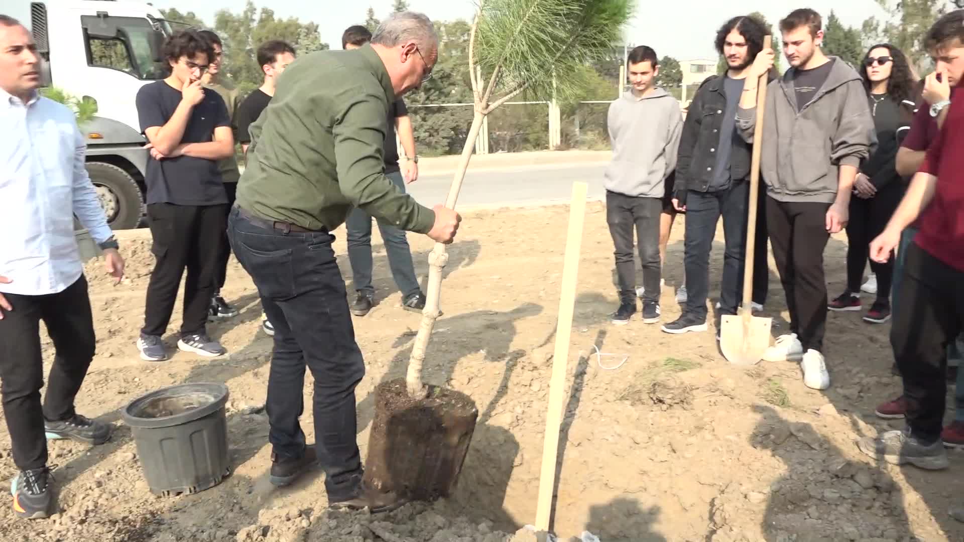 Gençlerin eliyle daha yeşil bir Bornova... 120 fıstık çamı fidanını toprakla buluşturuldu