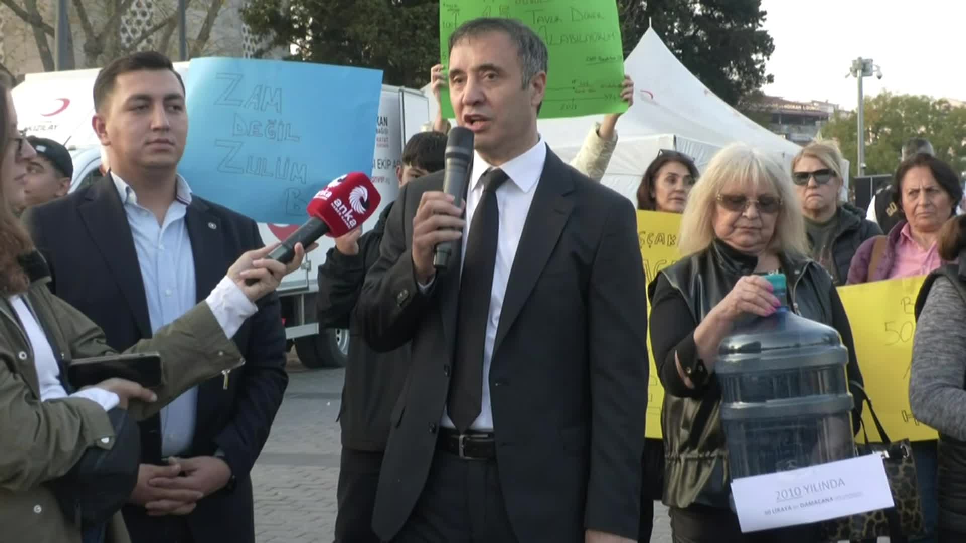 Beşiktaş'ta akaryakıt zamları protesto edildi: "Bu gidişle yakın zamanda 50 liraya şırıngayla benzin alınabilecek"