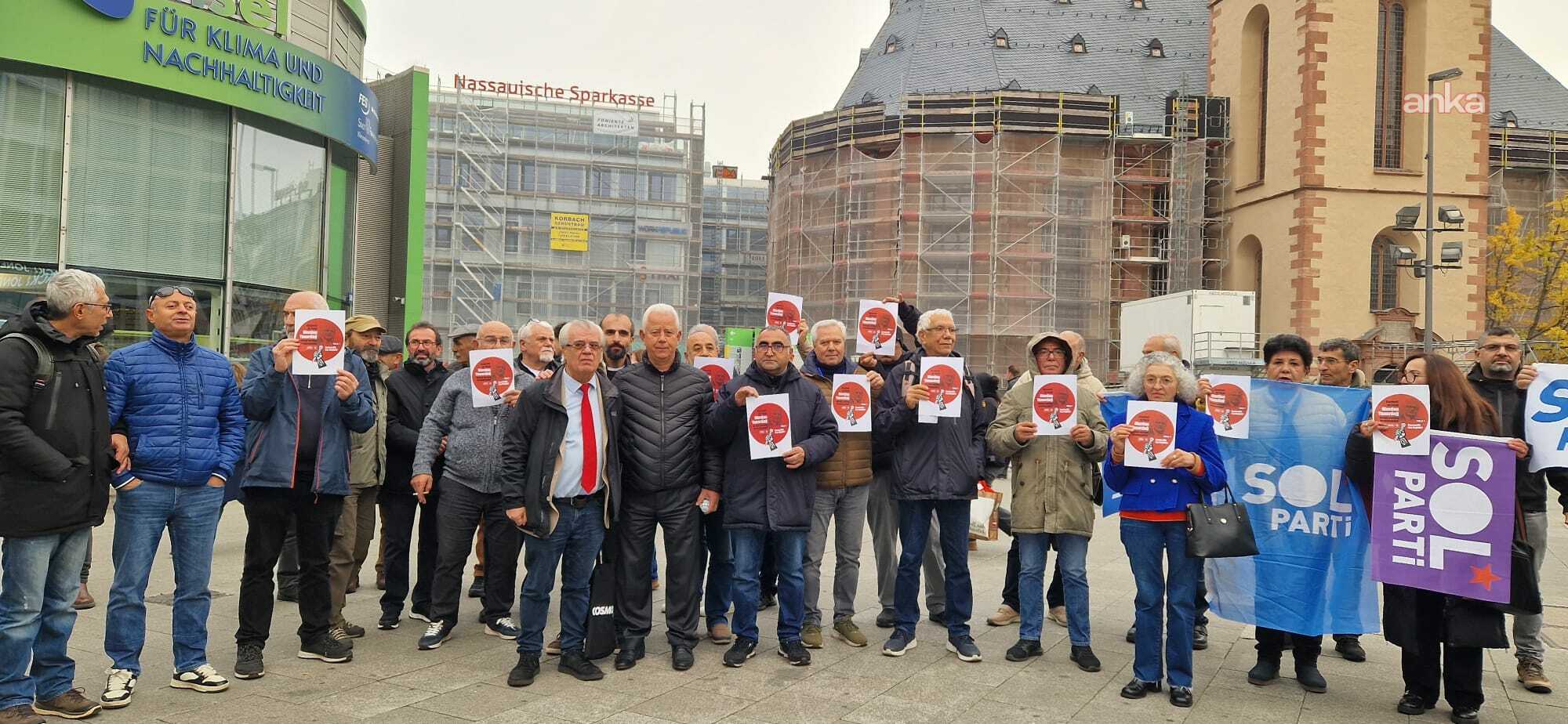 Frankfurt’ta Merdan Yanardağ ve TELE1’e destek mitingi