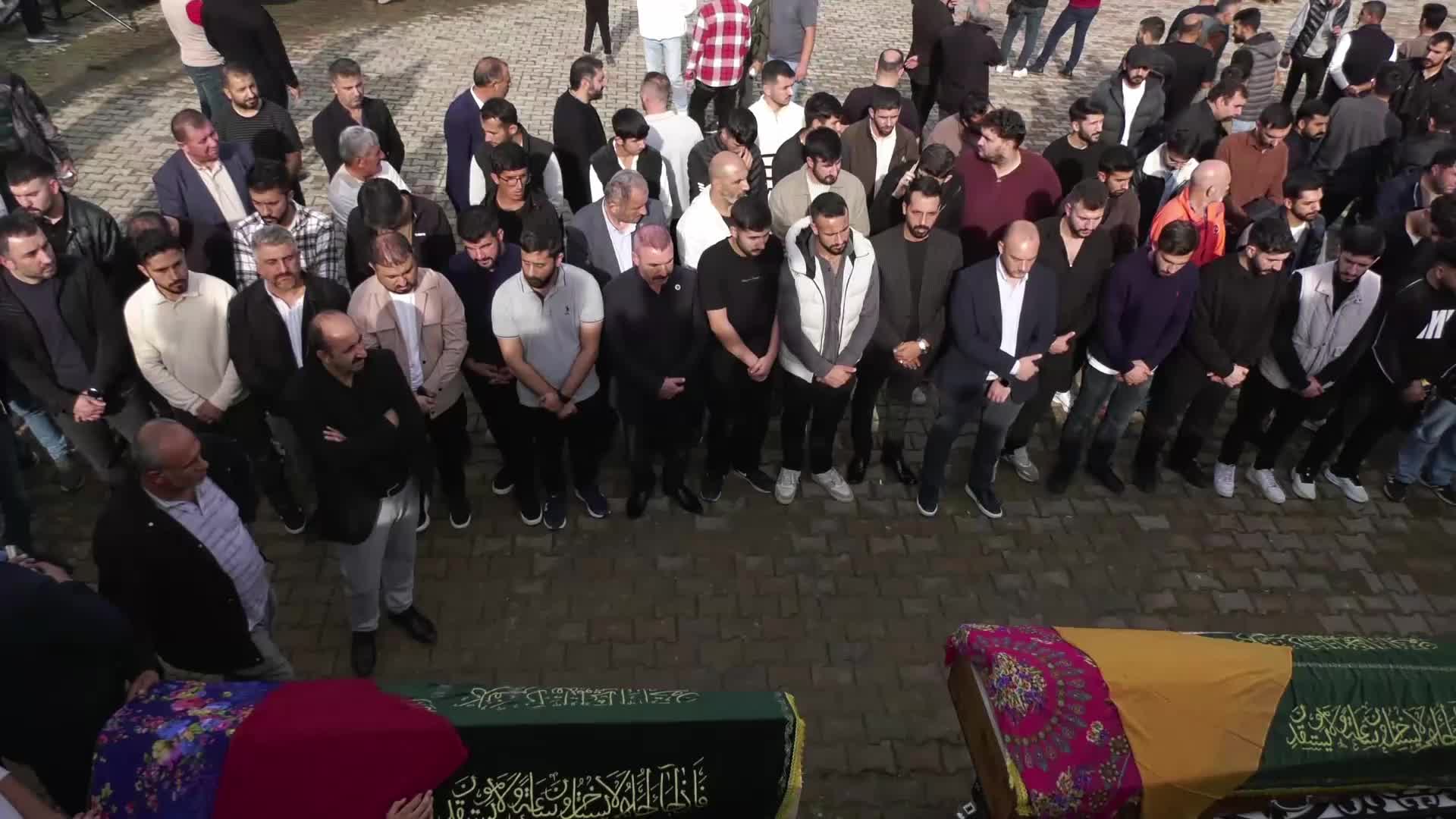Dilovası’ndaki patlamada hayatını kaybeden 2’si çocuk 6 işçi son yolculuğuna uğurlandı