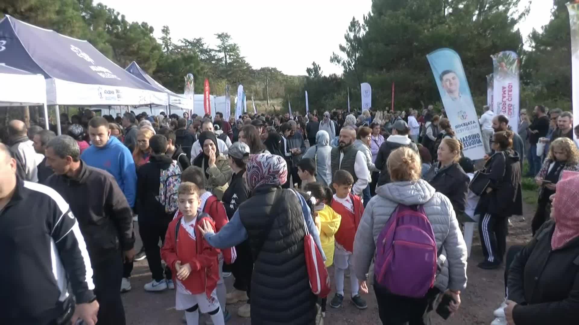 Doğaseverler, Kayışdağı Ormanı’nda dağ çileği topladı