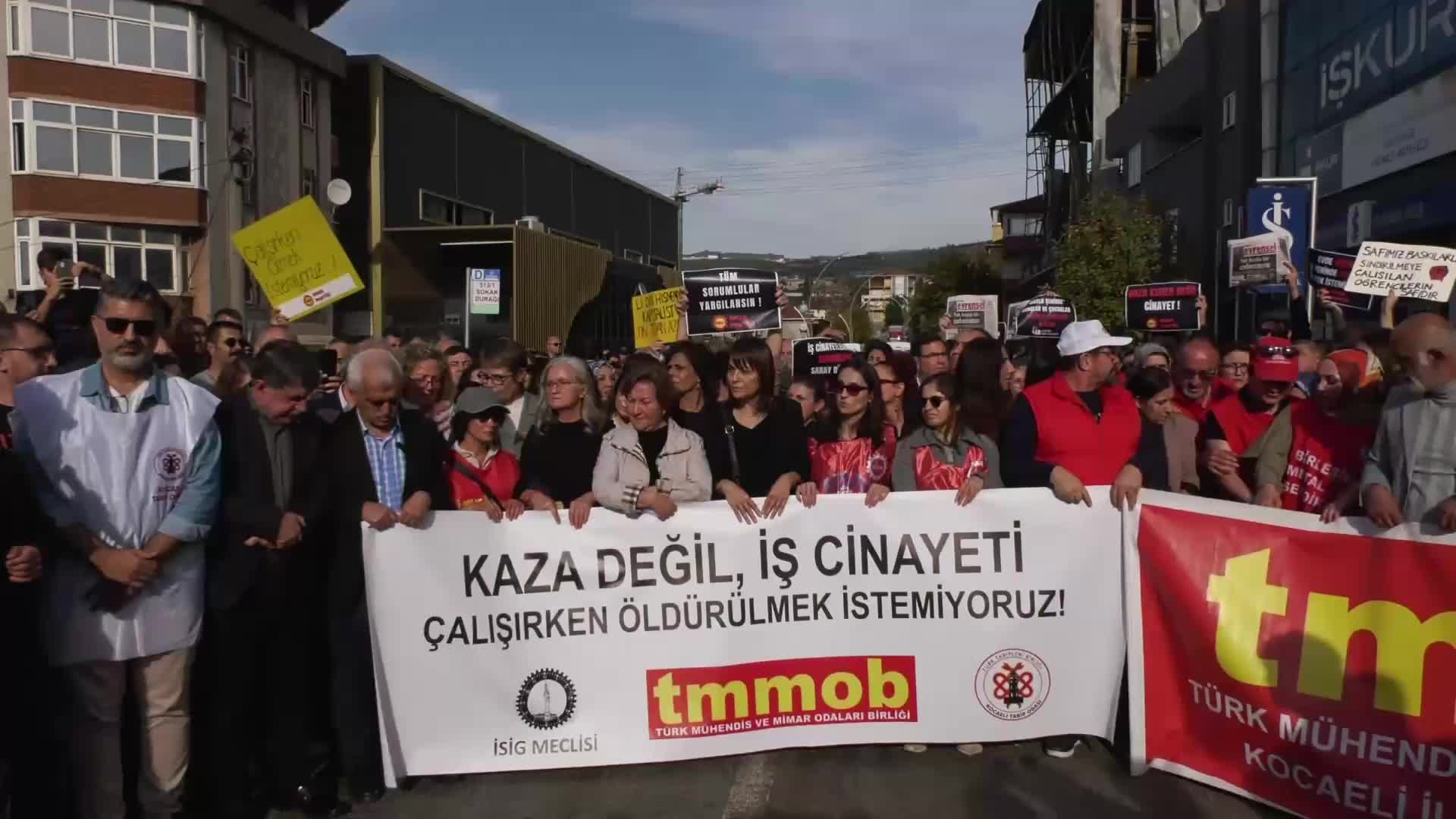 Dilovası’nda 6 işçinin can verdiği parfüm fabrikası önünde eylem: “Binada hiçbir yangın tesisatının olmadığı görülmüştür”