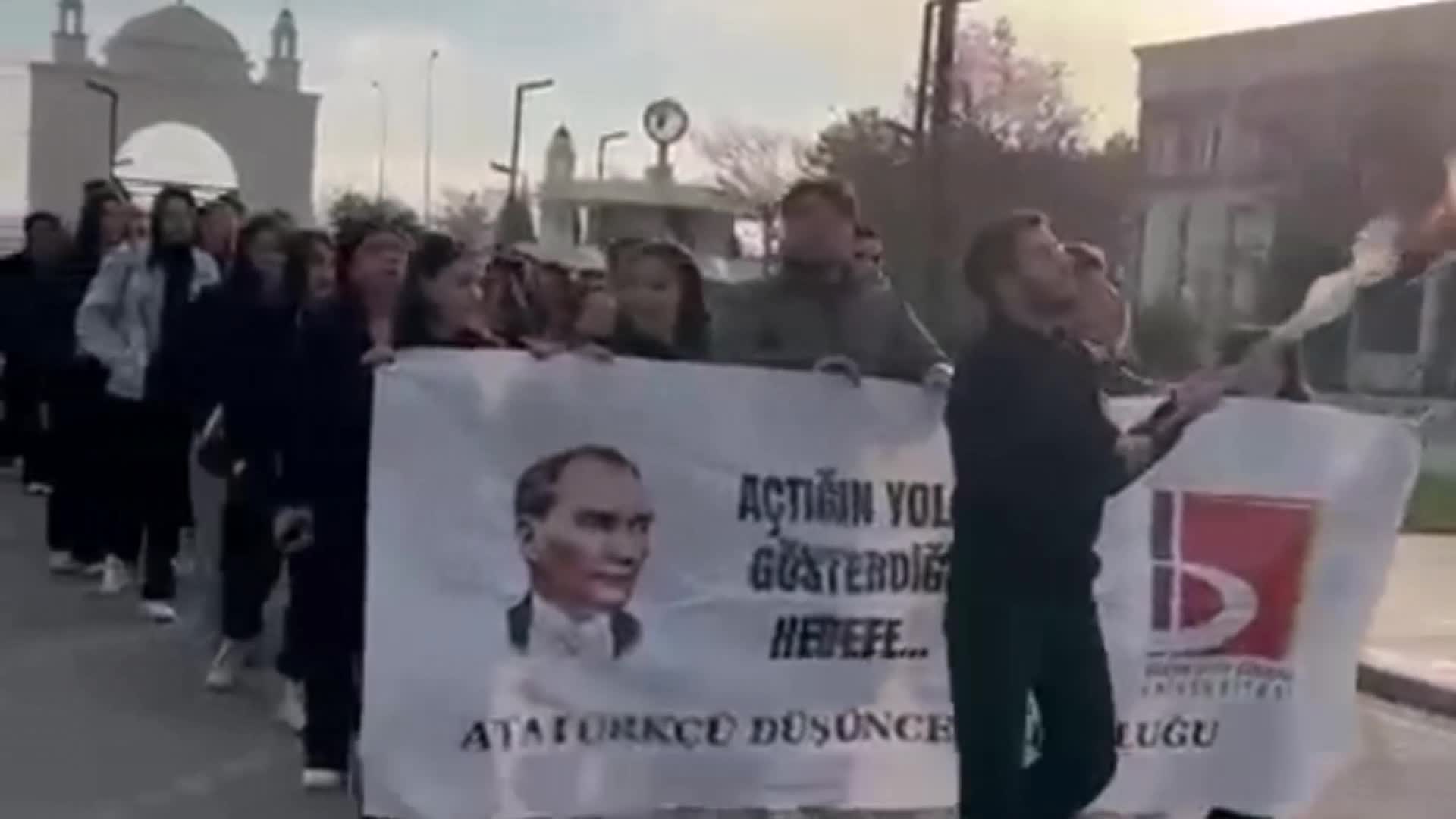 Büyük Önder Atatürk'ü anıyoruz... Bilecik’te üniversiteliler Atatürk’ü Andımız'ı okuyarak andı
