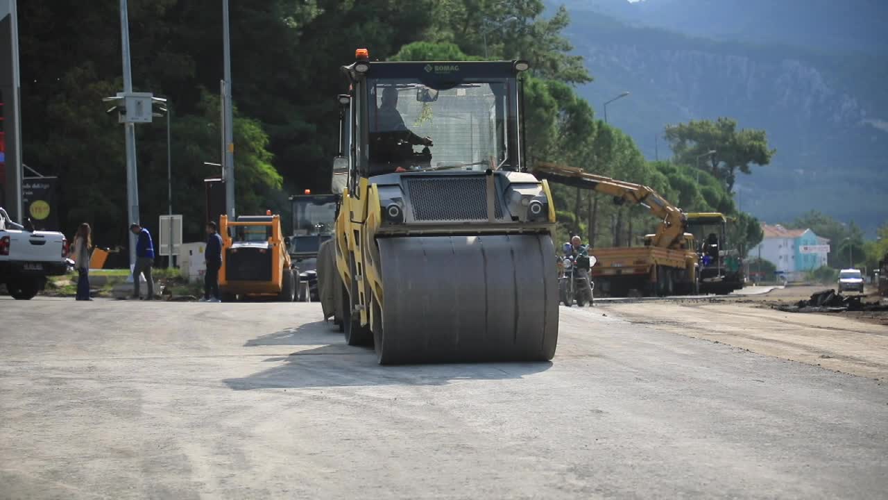 Muğla Büyükşehir Belediyesi, Fethiye-Ölüdeniz yolunda çalışmalara devam ediyor