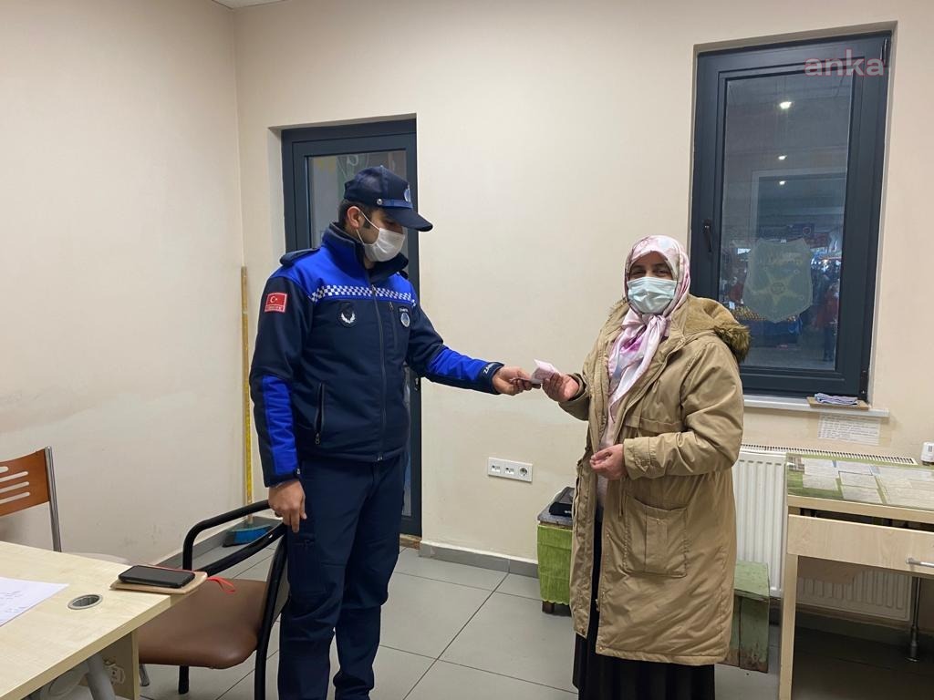 İZMİT BELEDİYESİ ZABITASI, KAYIP PARAYI SAHİBİNE ULAŞTIRDI