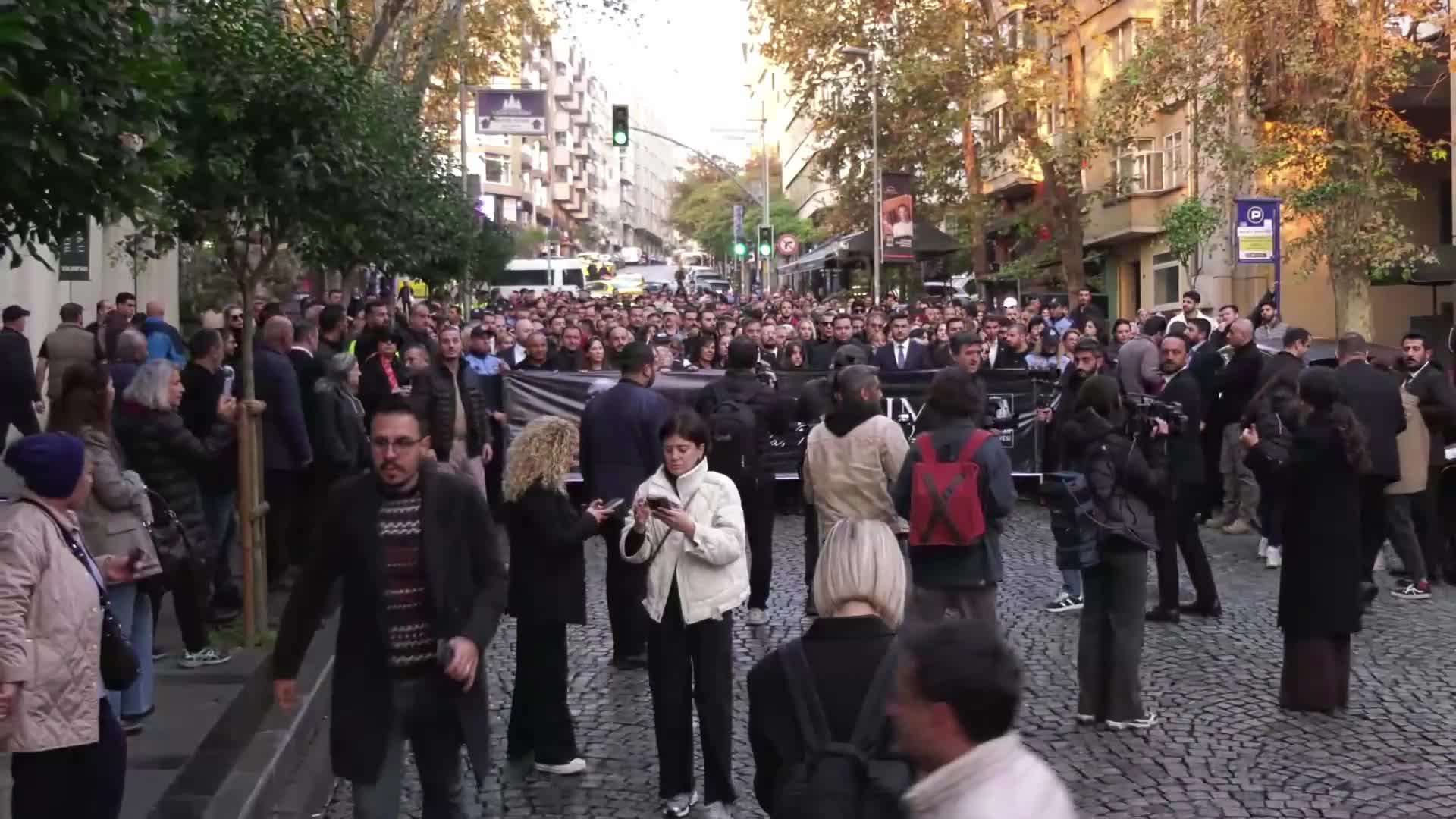 Beşiktaş'tan Dolmabahçe'ye Ata'ya Saygı yürüyüşü... Beşiktaş Belediyesi Başkanvekili Rasim Şişman: Onun ilke ve değerlerini daima yaşatacak, emanetine sonsuza kadar sahip çıkacağız