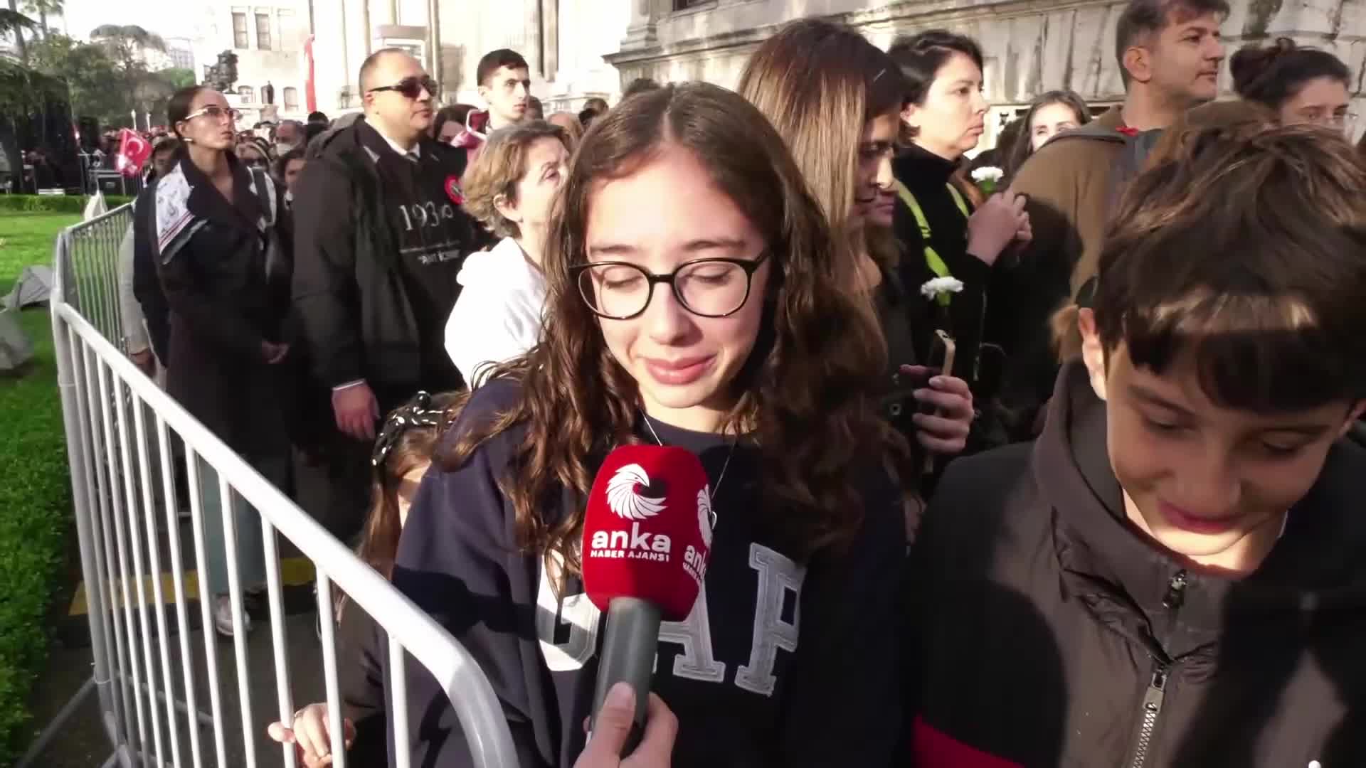 Dolmabahçe'de Atatürk'ü anmaya gelen vatandaşlar duygu dolu anlar yaşadı: "Ata'mızı anmaya hiçbir şey engel değil bizim için"