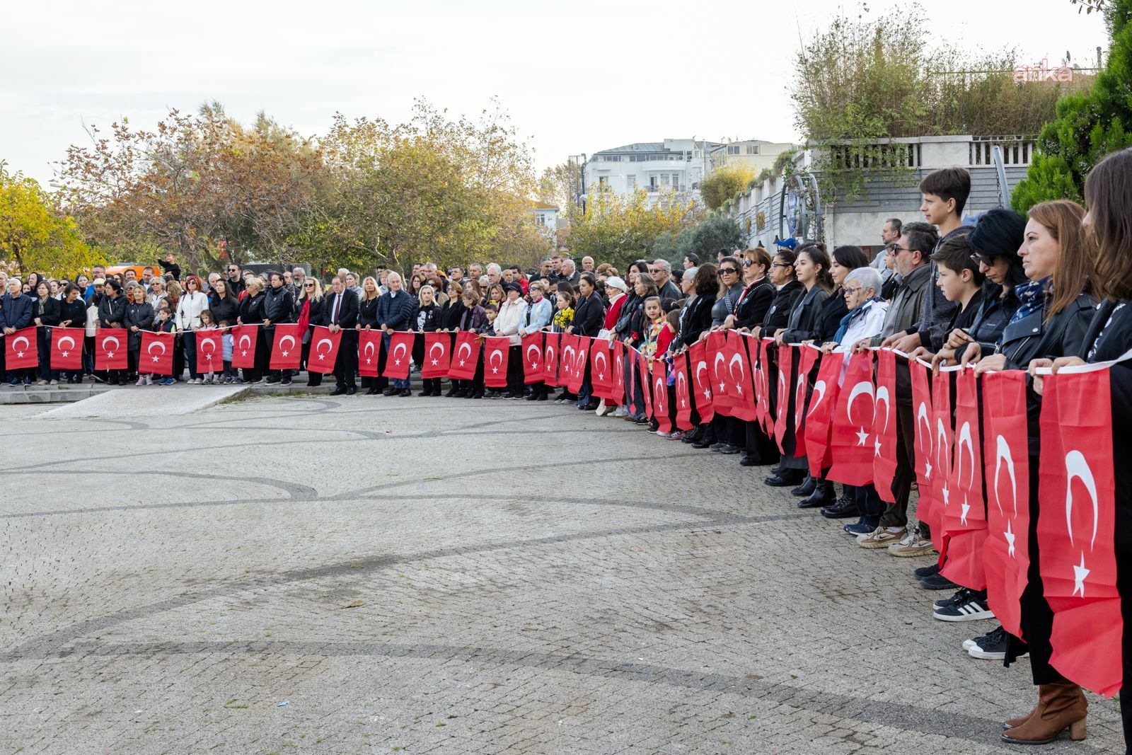 Adalar’da Atatürk, “saygı zinciri” ile anıldı