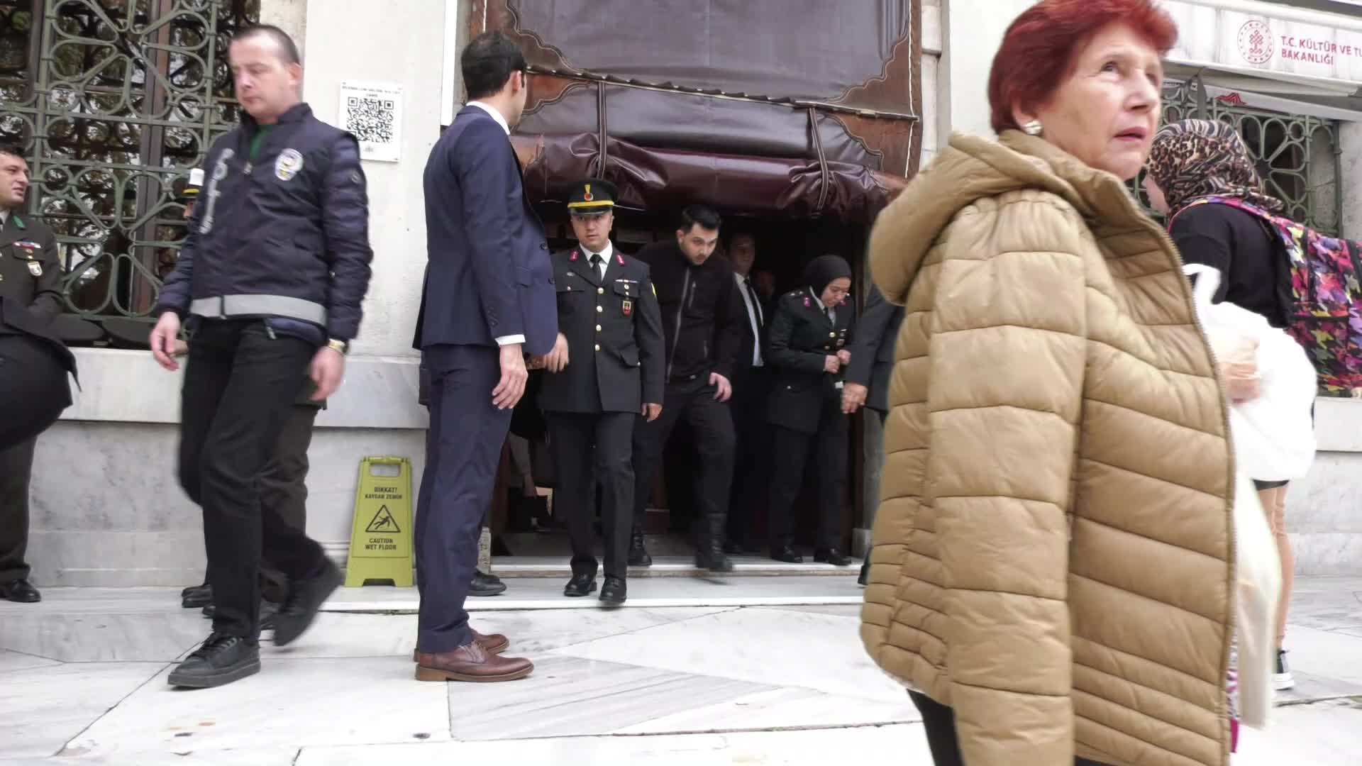 Dolmabahçe'de Atatürk için mevlid programı düzenledi, lokma dağıtıldı