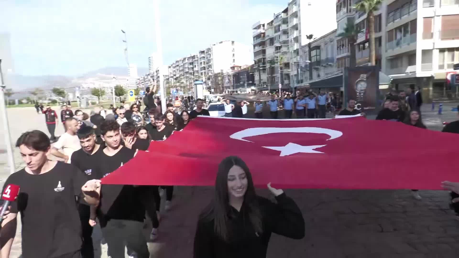 İzmir'de Ata’ya saygı yürüyüşü