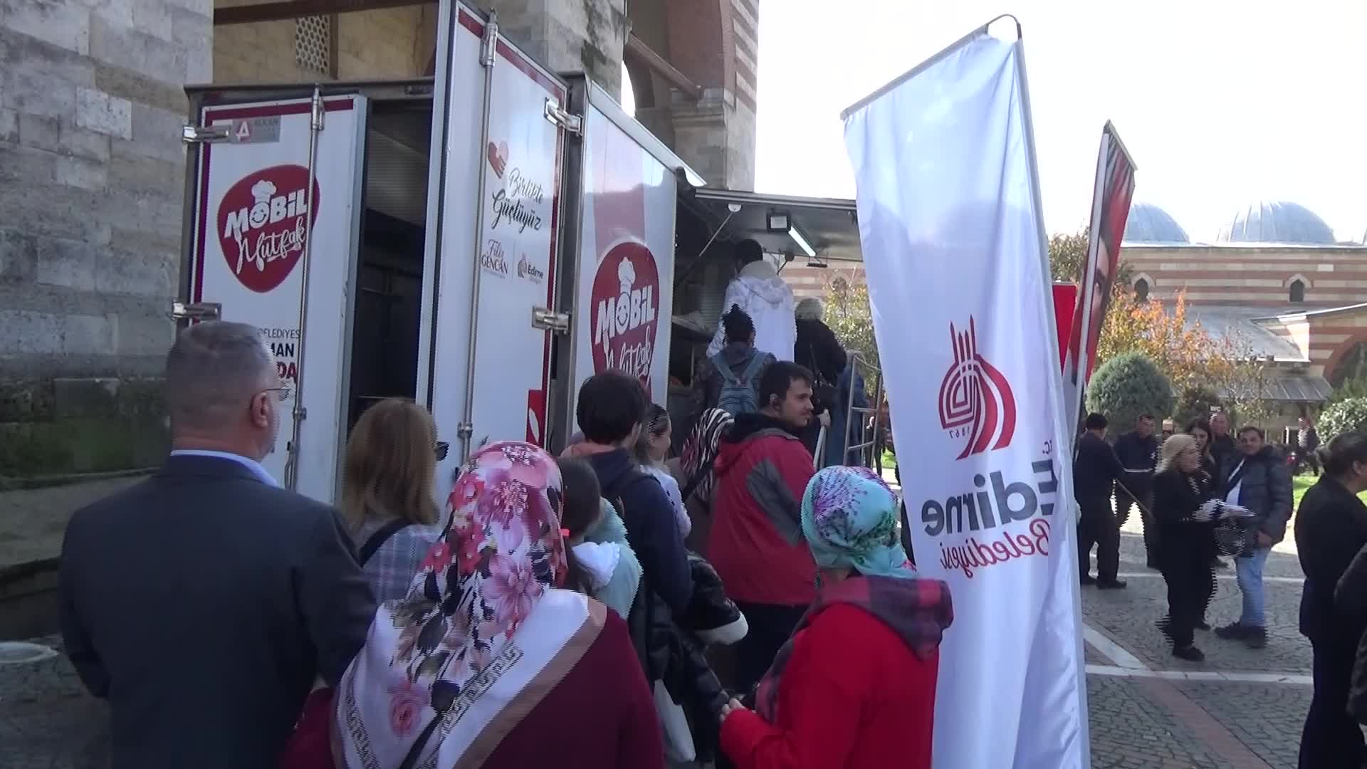 Büyük Önder Atatürk'ü anıyoruz... Edirne'de Atatürk için lokma dağıtıldı