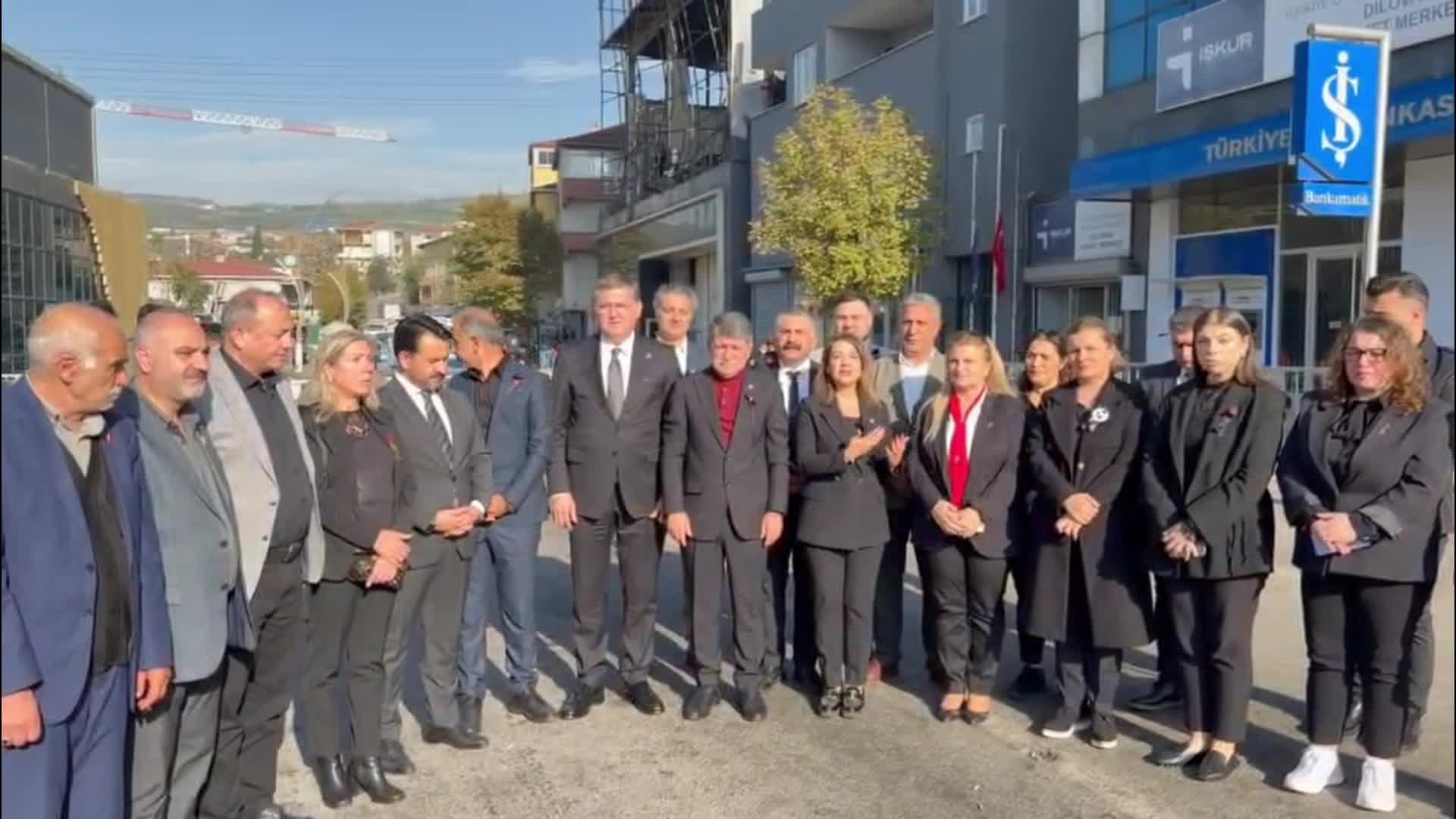 Gamze Taşcıer, Dilovası'nda 6 işçinin can verdiği parfüm fabrikası önünden seslendi: "Bu ölümlerin sebebi yalnızca denetim yapmayanlar mı?"