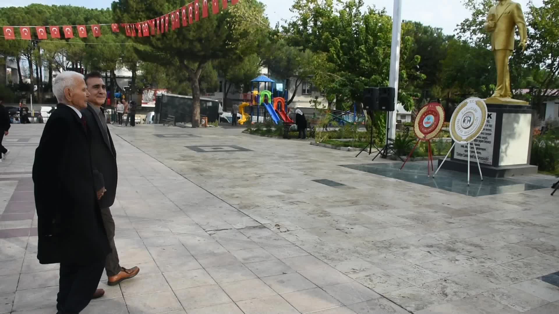 Büyük Önder Atatürk'ü anıyoruz... Karacasu'daki törende, Atatürk’ün elini öpen 91 yaşındaki emekli de hazır bulundu