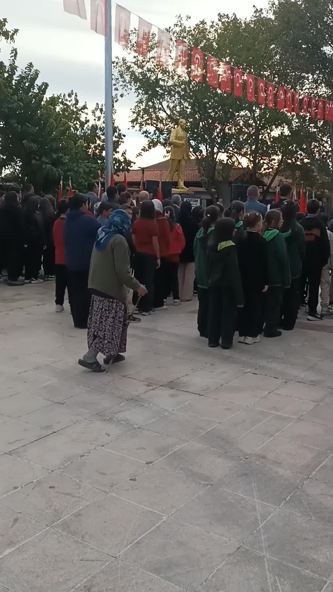Büyük Önder Atatürk'ü anıyoruz...  Karacasu pazarında Ata'ya saygı
