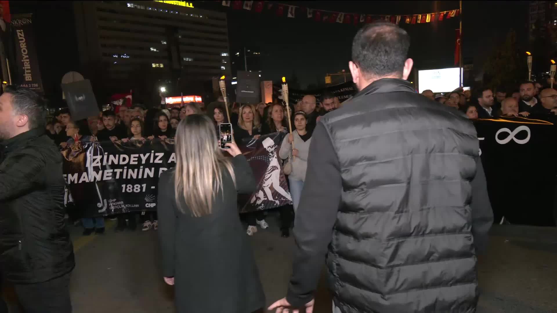 CHP Ankara İl Başkanlığından Anıtkabir'e meşaleli yürüyüş