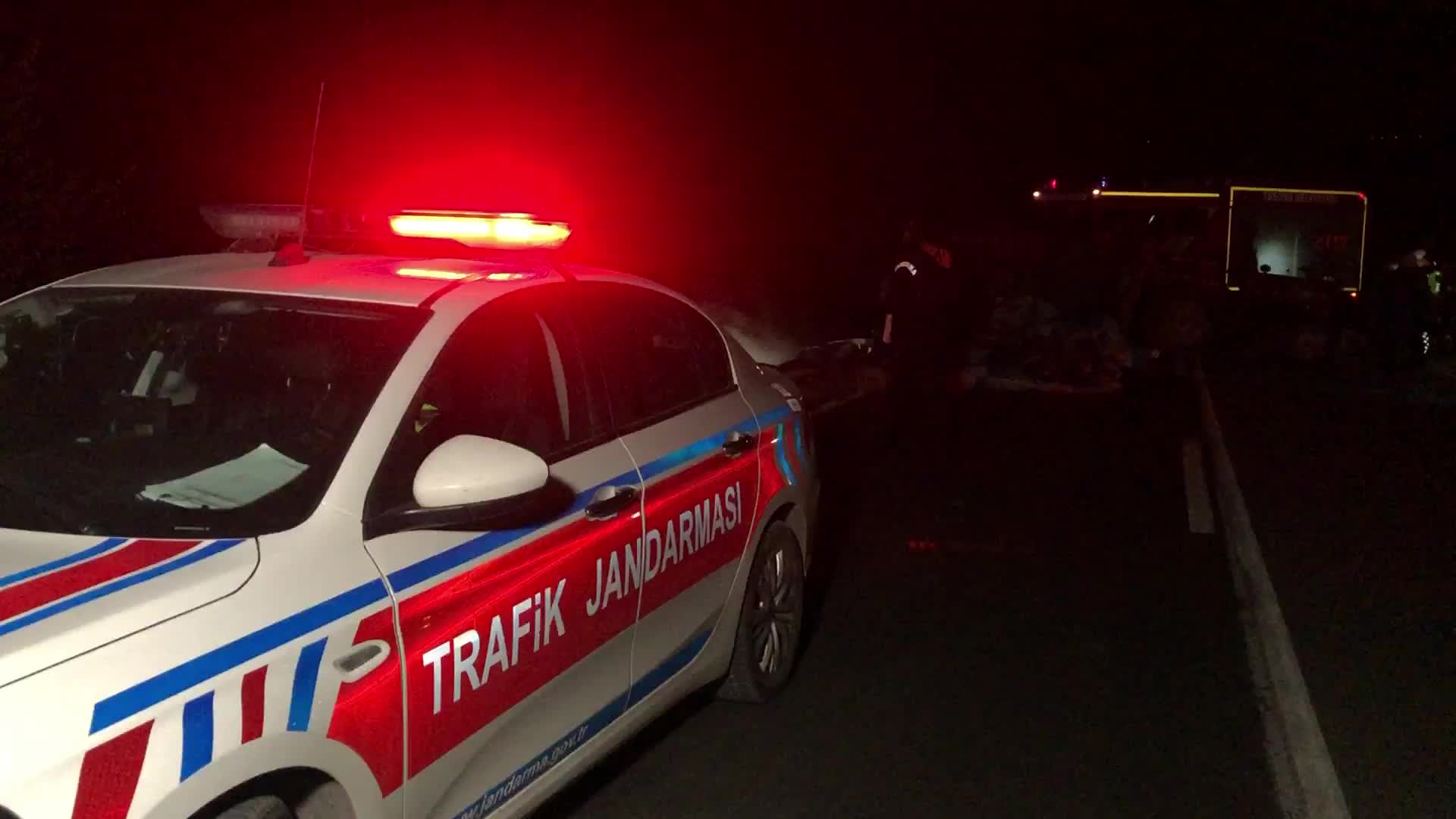 Amasya’da otomobil, yem yüklü traktör römorkuna çarptı