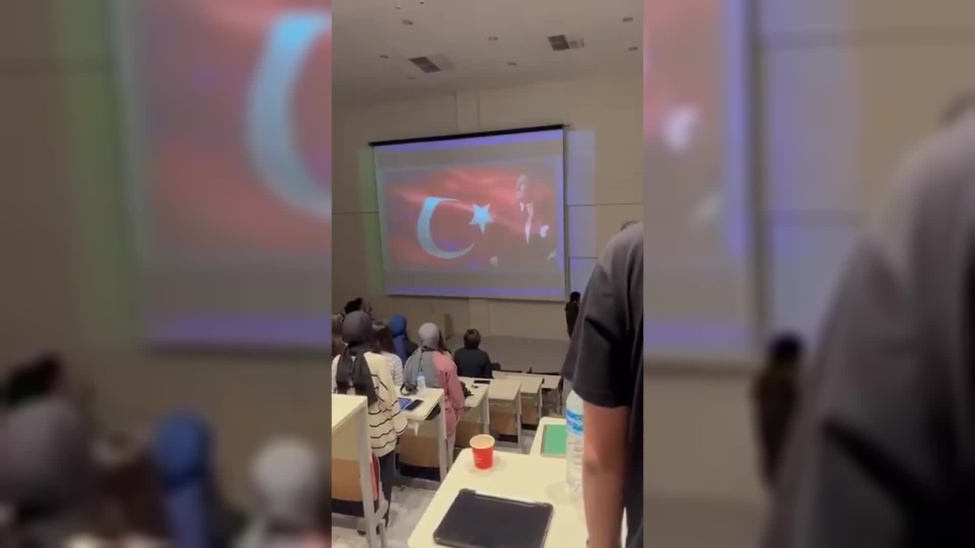 Konya’da, Gazi Mustafa Kemal Atatürk’ü anma töreninde telefonla konuşan öğrenci disipline sevk edildi
