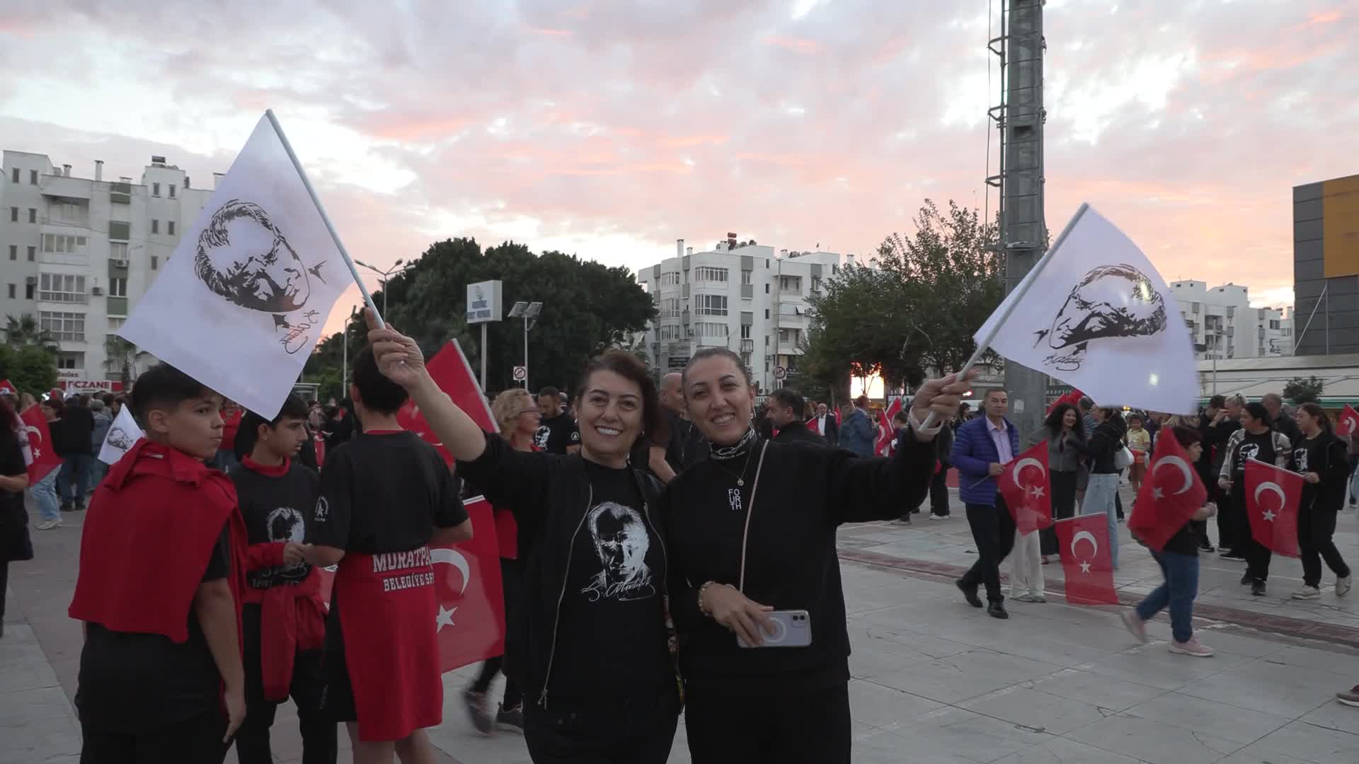 Muratpaşa’da binler, "Ata’ya Saygı Yürüyüşü"nde buluştu