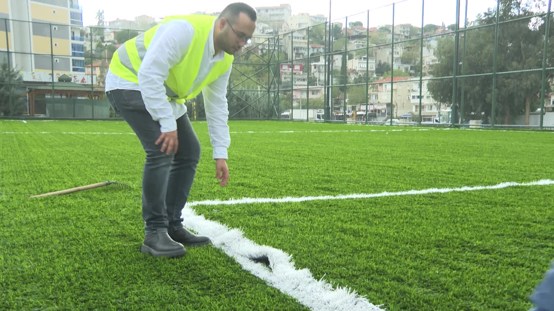 İzmir Büyükşehir Belediyesi'nden gençlere beş yeni halı saha