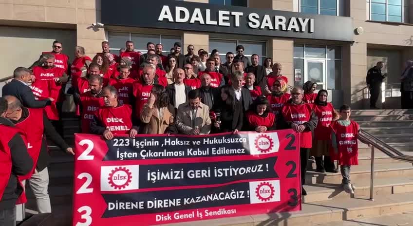 ÖHD üyeleri, Van Büyükşehir Belediyesi'nden çıkarılan 223 işçi için adliye önünde açıklama yaptı