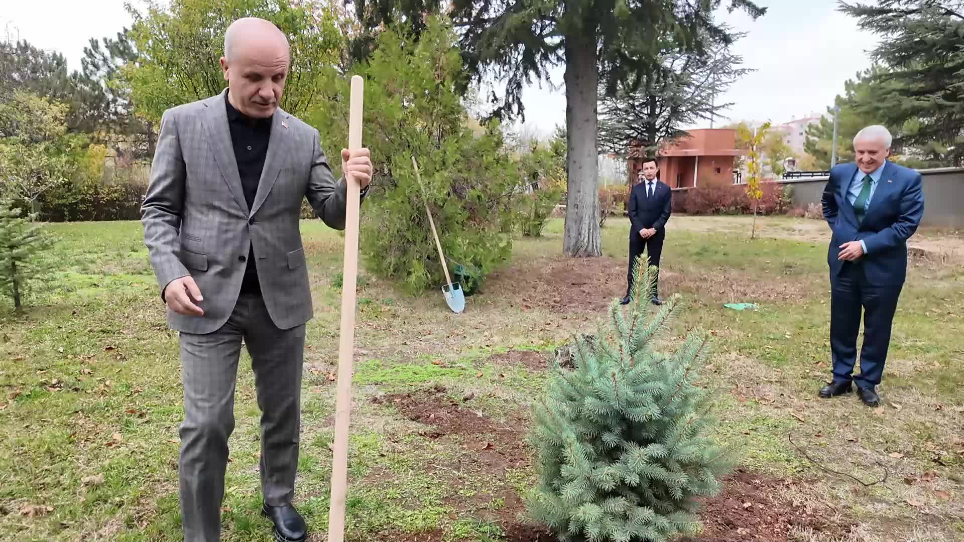 YÖK Başkanı Özvar, Yükseköğretim Kurulu’nun bahçesine mavi ladin dikti