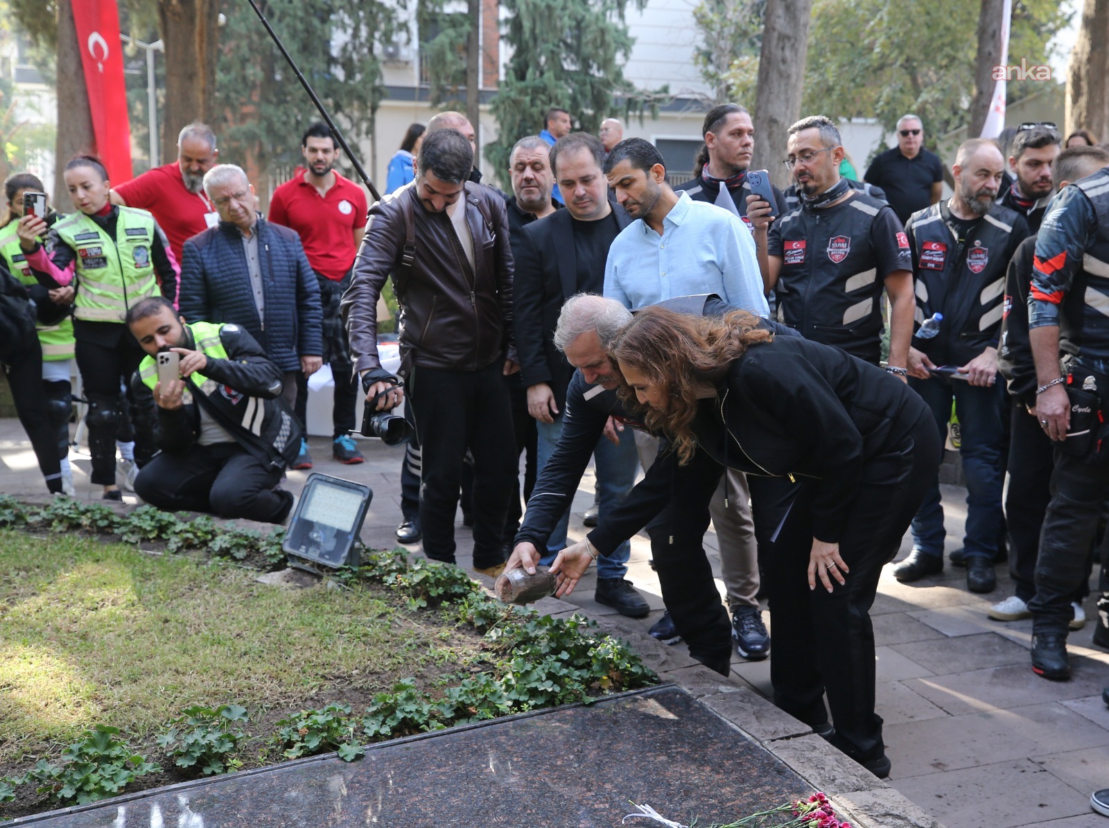 Karşıyaka’da anlamlı etkinlik: Üç vatan toprağı, Zübeyde Anne’nin huzurunda buluştu