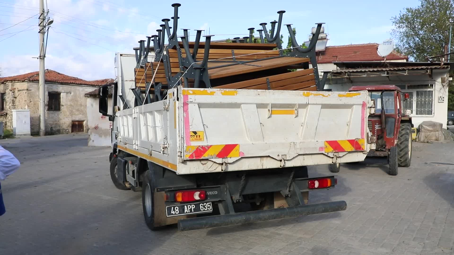 Muğla Büyükşehir Belediyesi, 13 ilçede oyun alanı ve peyzaj donatısını güçlendiriyor