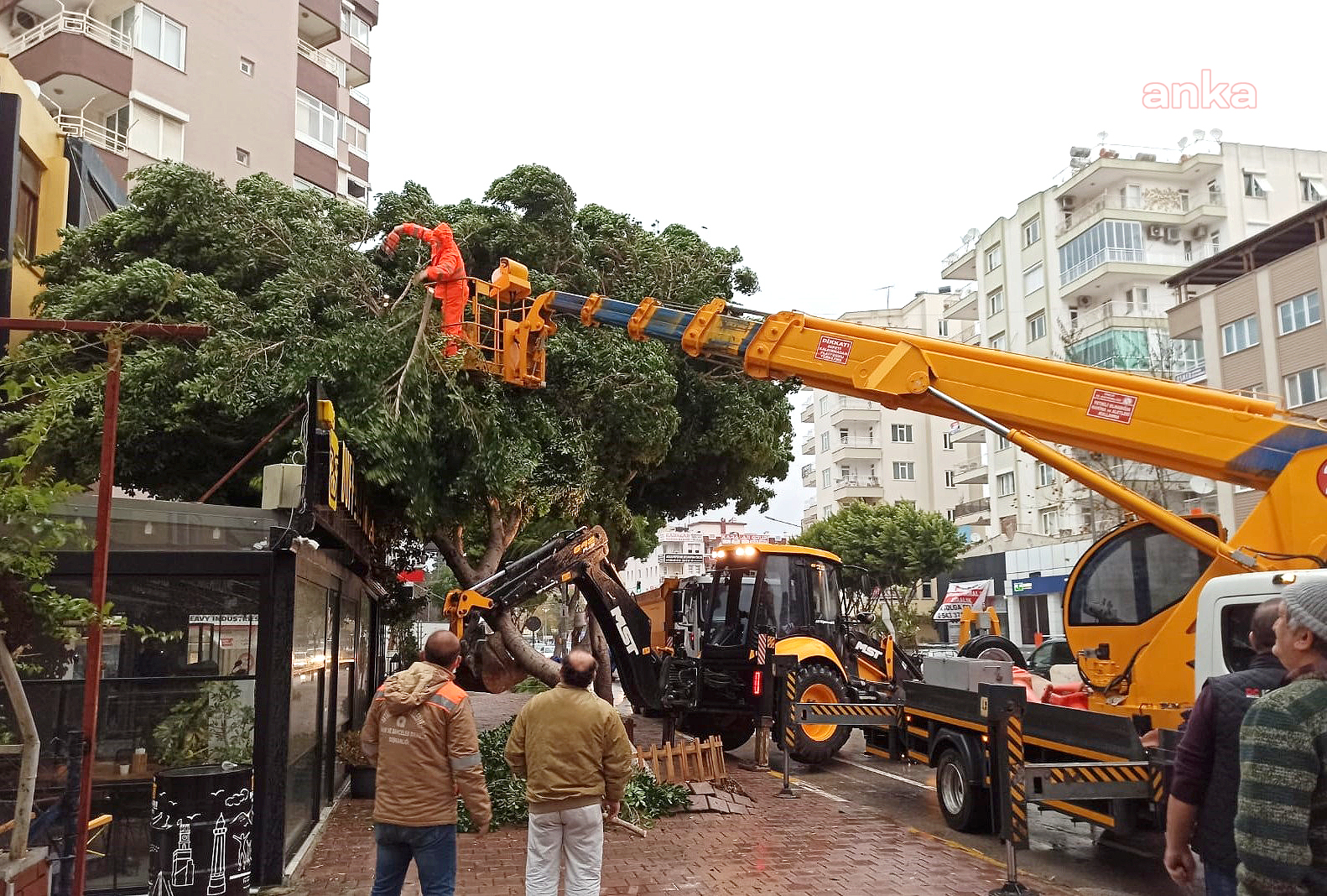 ANTALYA BÜYÜKŞEHİR'DEN FIRTINA VE YAĞMUR SEFERBERLİĞİ