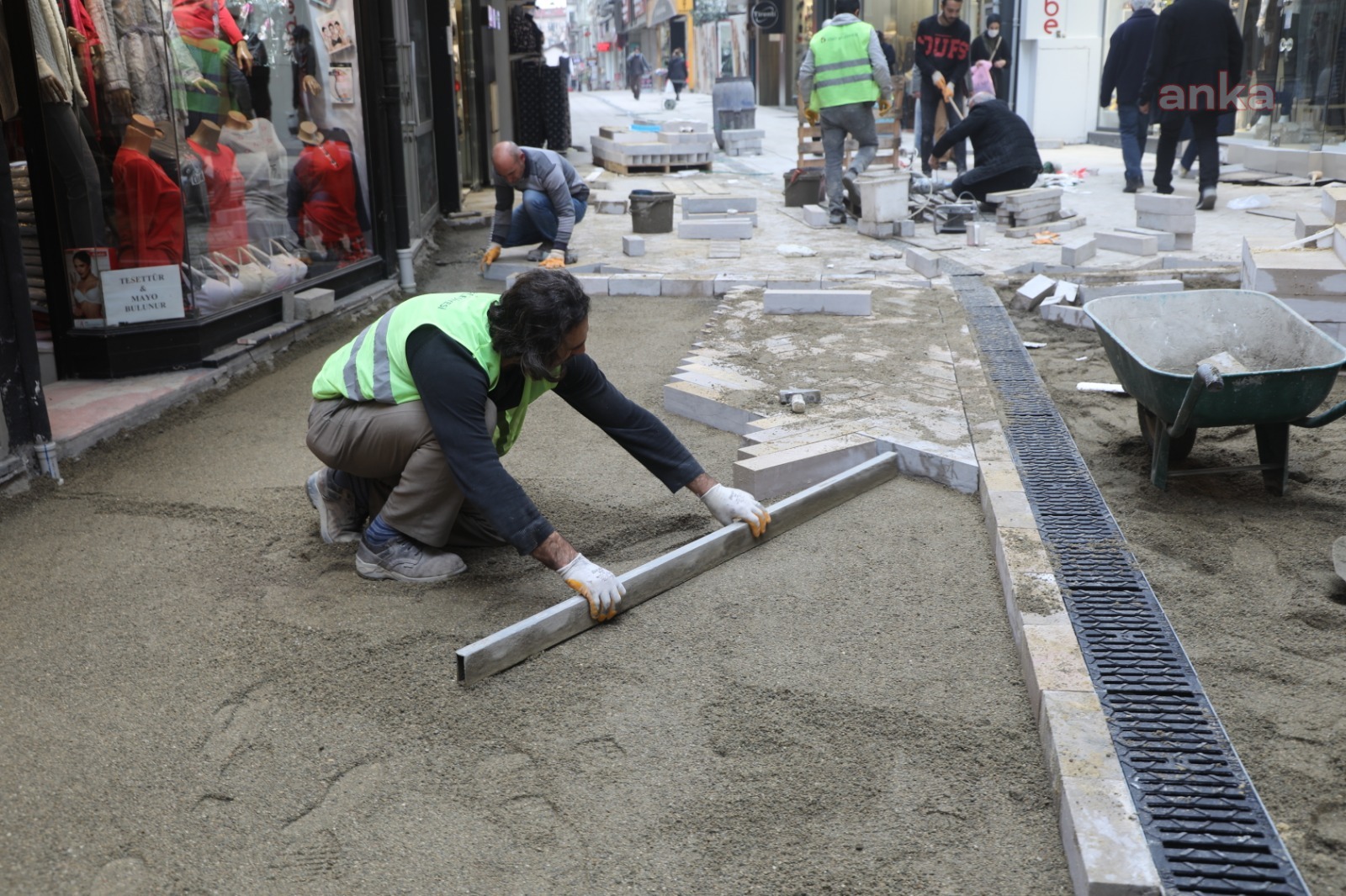 İZMİT BELEDİYESİ'NİN FERİDUN ÖZBAY CADDESİNDEKİ ZEMİN YENİLEME ÇALIŞMALARINDA SONA GELİNDİ
